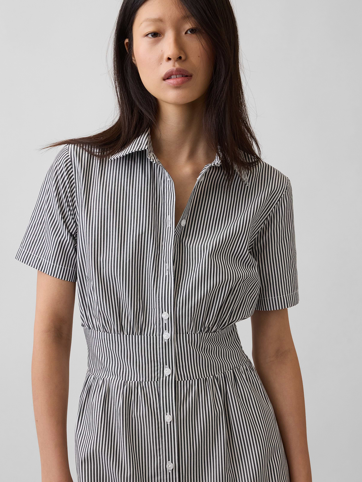L'image numéro 4 présente Robe chemisier longue à taille smockée en popeline