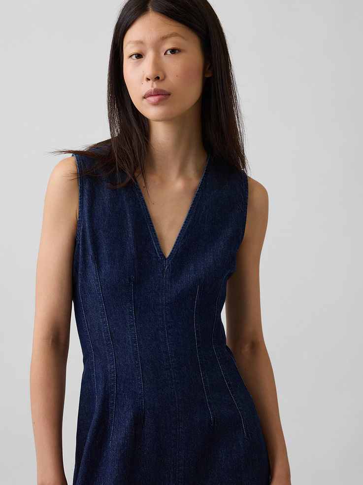 L'image numéro 4 présente Robe longue en denim à encolure en V