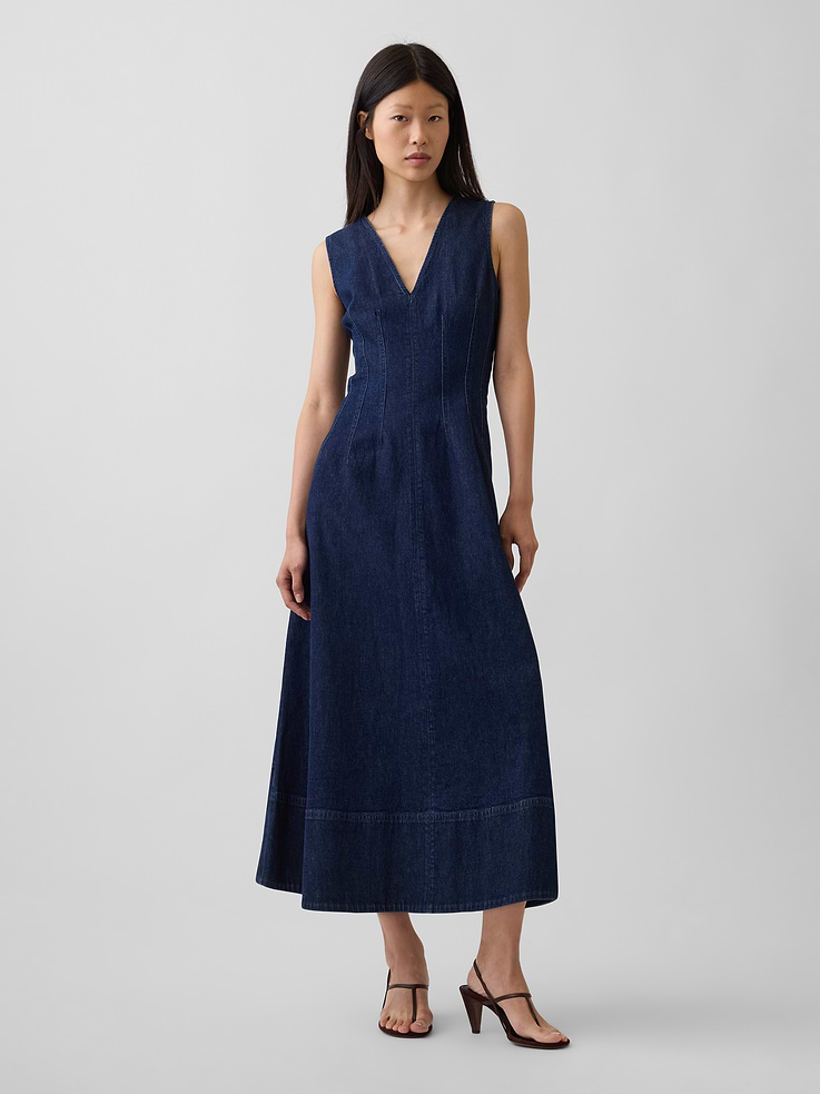 L'image numéro 1 présente Robe longue en denim à encolure en V