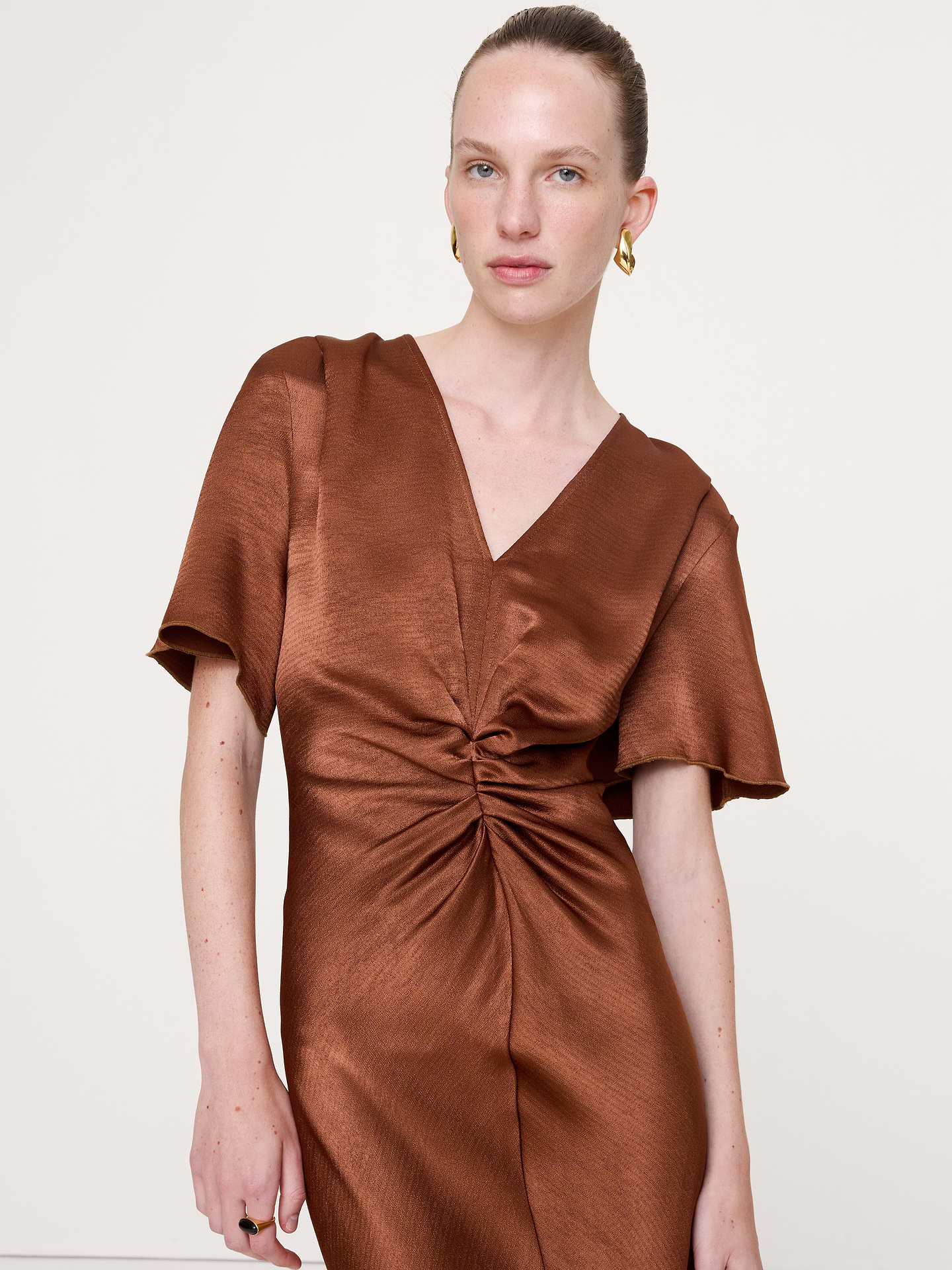 L'image numéro 7 présente Robe à manches flottantes en satin martelé