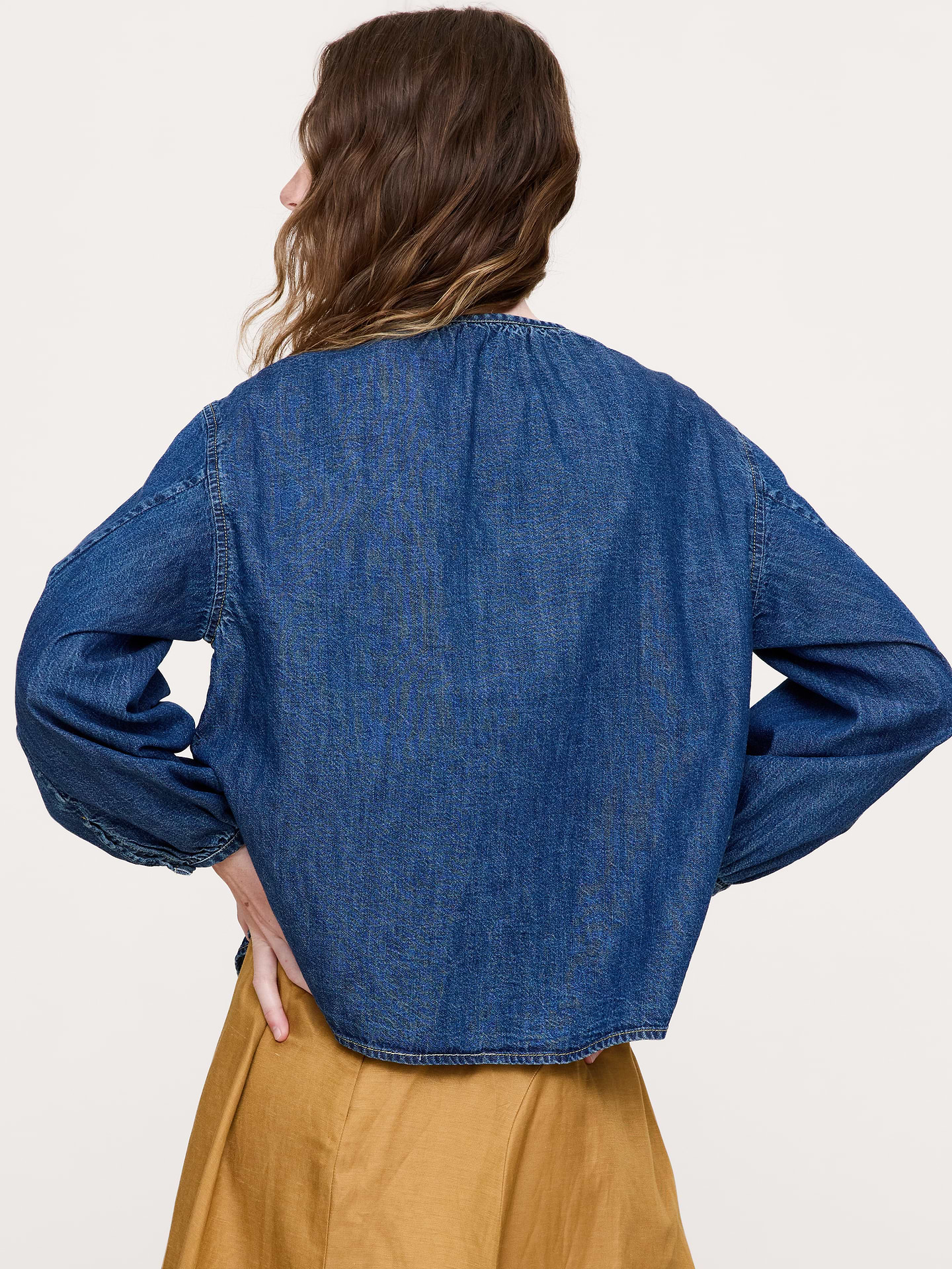 L'image numéro 2 présente Haut à manches bouffantes en denim