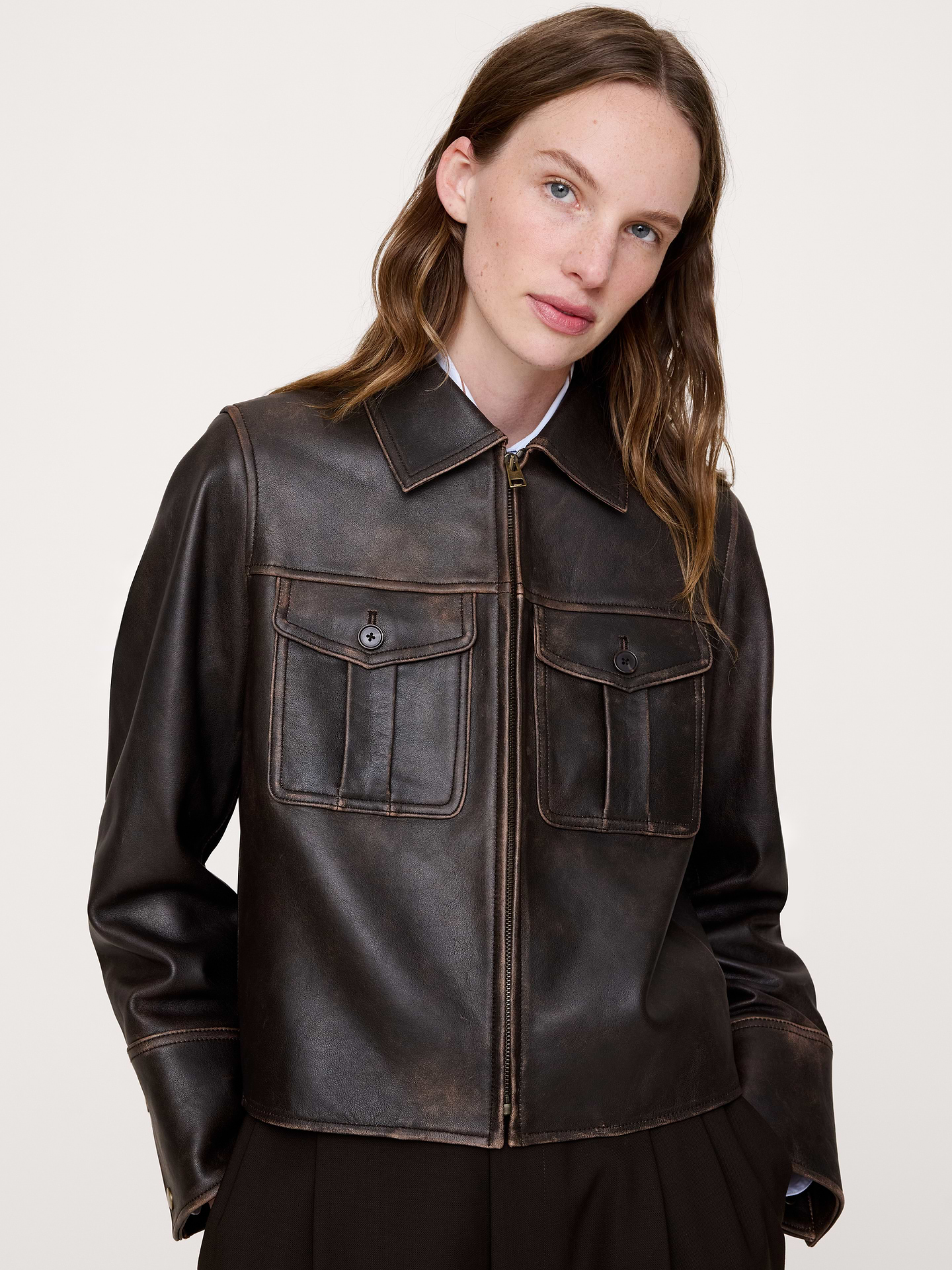 L'image numéro 4 présente Veste en cuir d’aspect usé