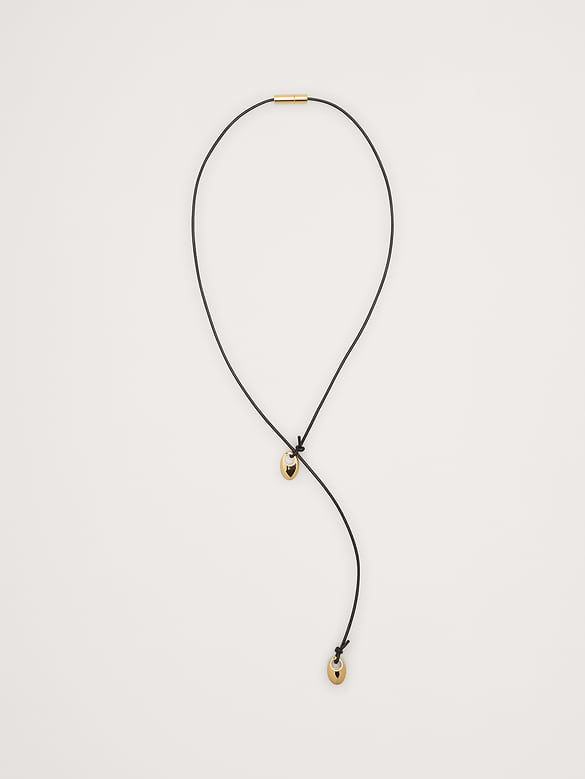 Collier en cordon de cuir orné d’embouts en forme de gouttes