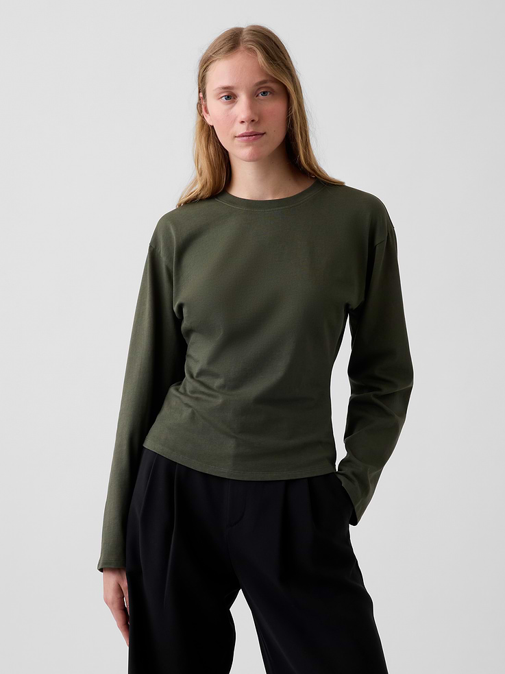 L'image numéro 1 présente T-shirt en tricot à taille ajustée