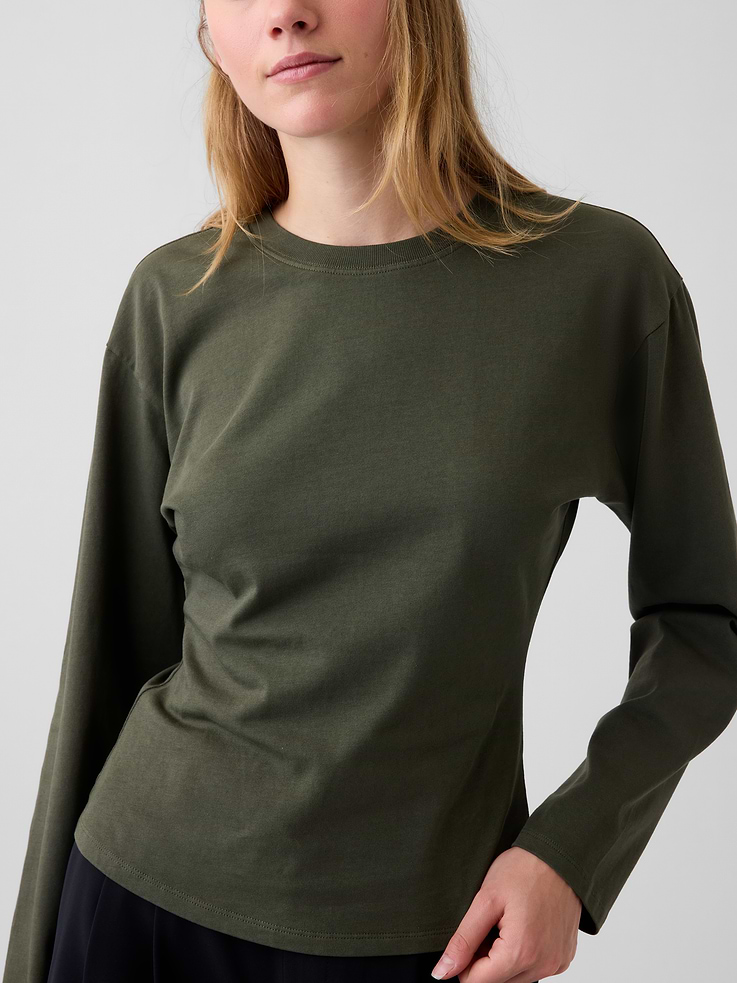 L'image numéro 4 présente T-shirt en tricot à taille ajustée
