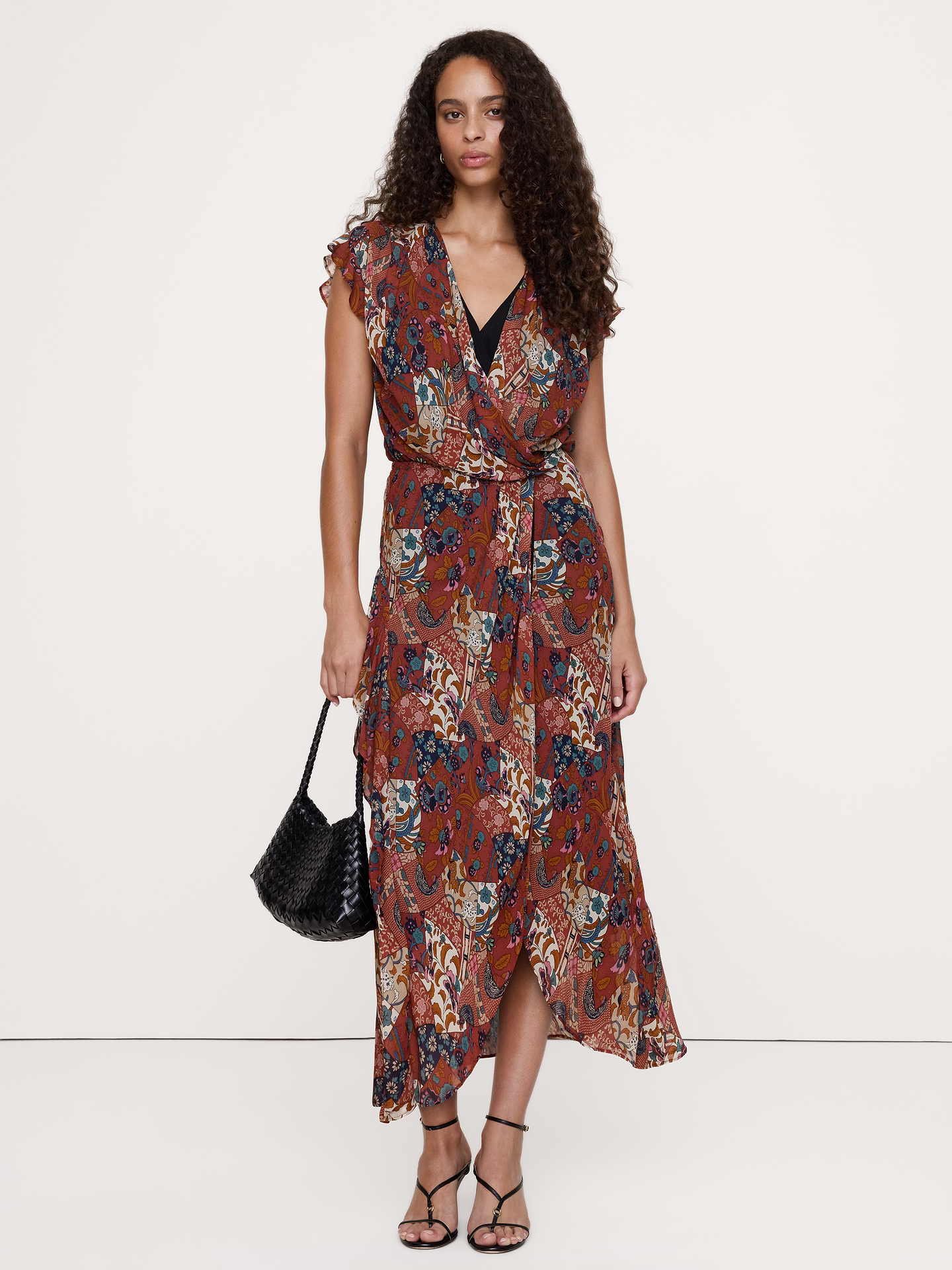 L'image numéro 1 présente Robe mi-longue à volants en tissu crêpe georgette superposé