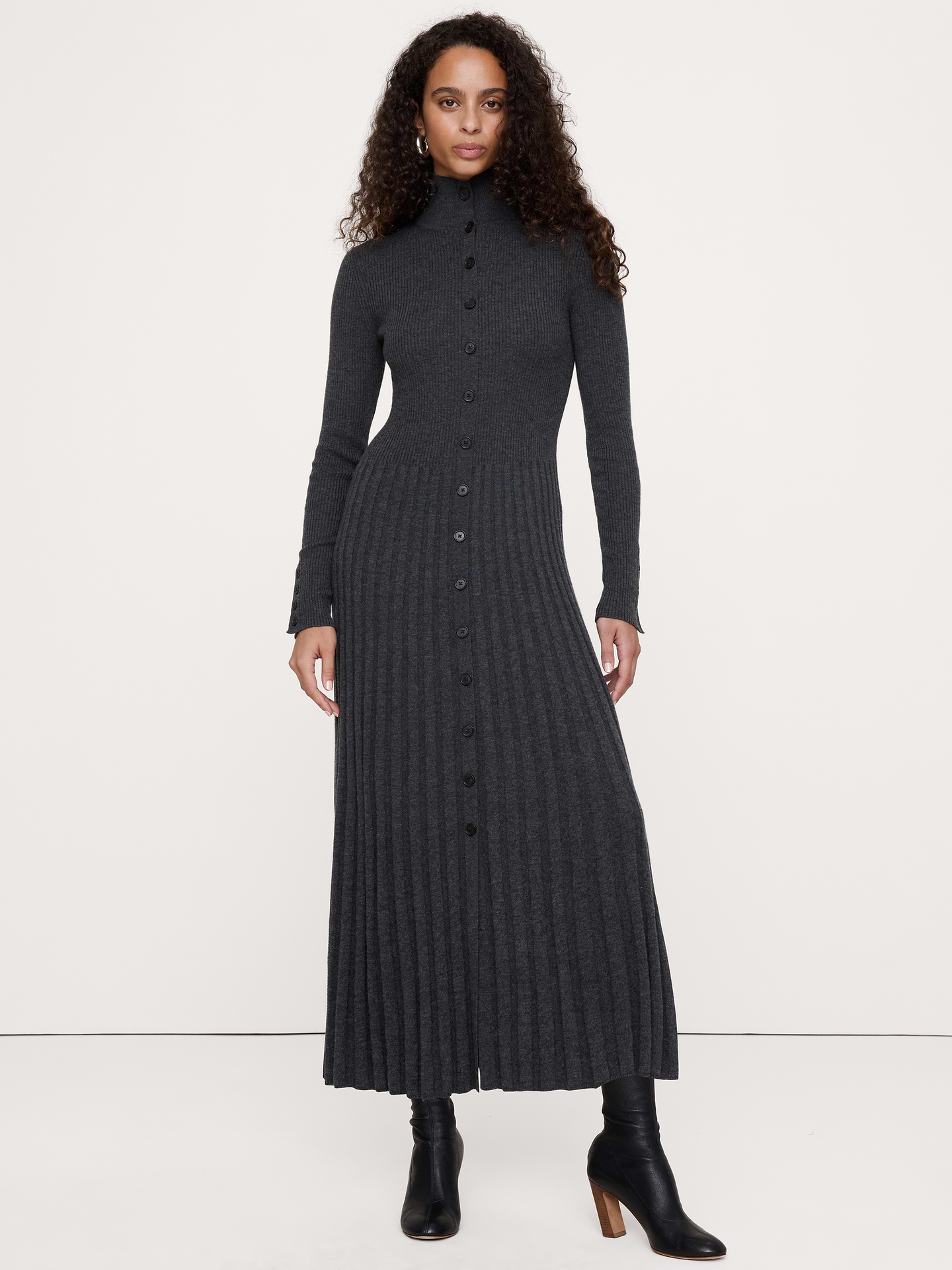 Image 1 de 5, Cette élégante robe chandail à manches longues est confectionnée dans un mélange de laine à mailles côtelées apprécié pour son extensibilité et son effet galbant. Elle est dotée d’une superbe jupe plissée., Coupe ajustée: poitrine, taille et hanche ajustées, jupe fluide., Col cheminée, devant boutonné., Sans doublure., Produit #1180164