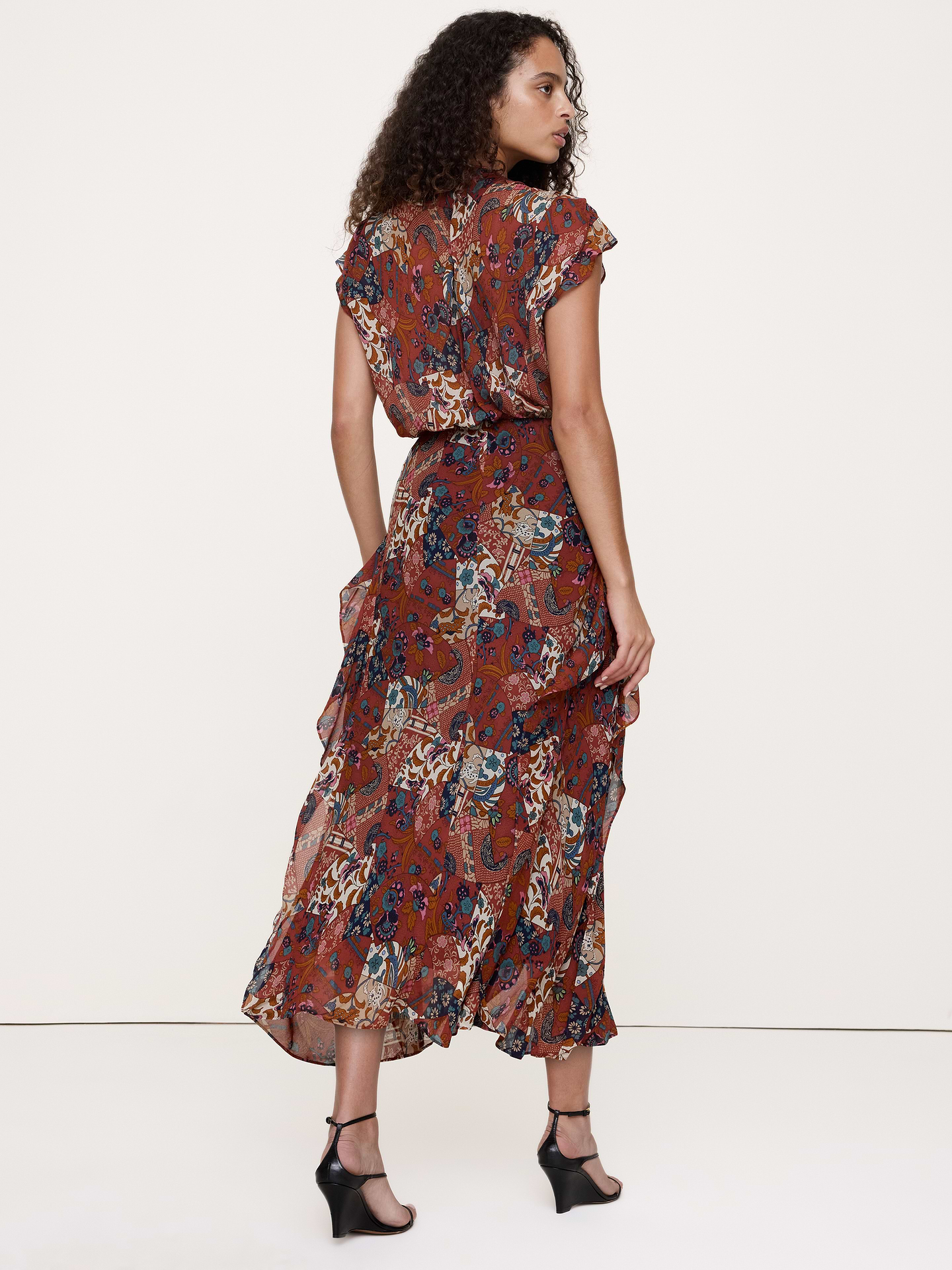 L'image numéro 3 présente Robe mi-longue à volants en tissu crêpe georgette superposé