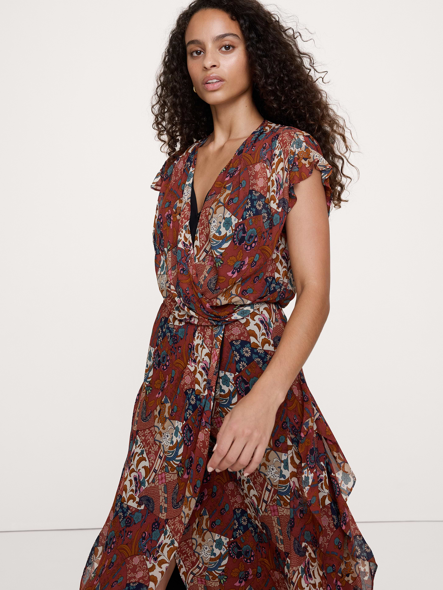 L'image numéro 4 présente Robe mi-longue à volants en tissu crêpe georgette superposé