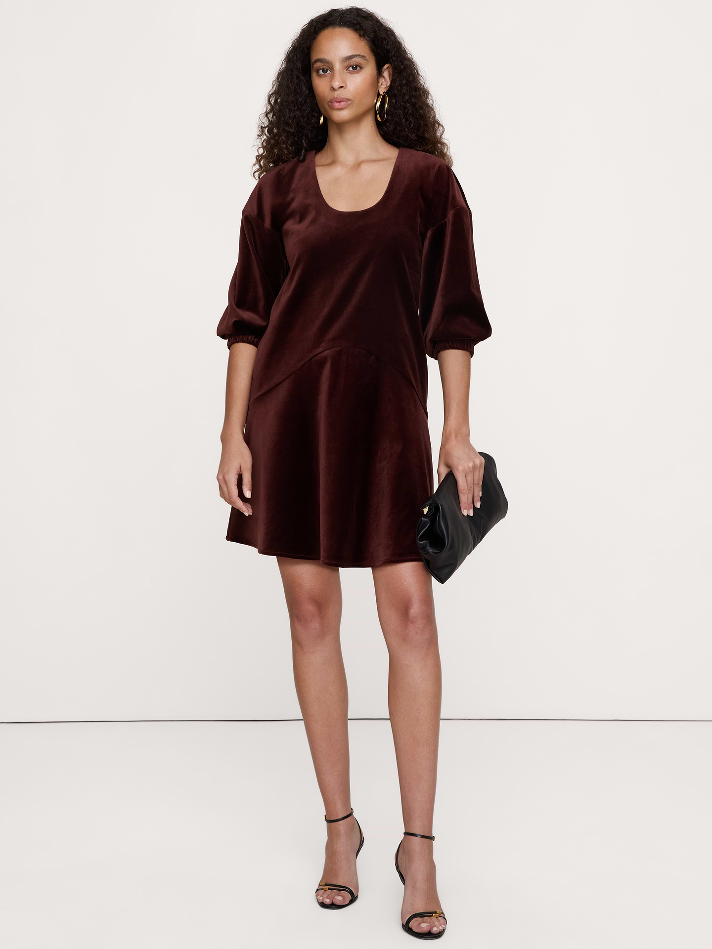 Image 1 de 7, Tellement romantique. Nous avons confectionné cette jolie robe courte à manches bouffantes féminines dans un magnifique velours de coton extensible somptueusement doux., Coupe trapèze: coupe confort, silhouette trapèze., Encolure dégagée. Modèle adapté aux soutiens-gorge., Fermeture à glissière dissimulée au dos., Doublure intégrale., Produit #1180345