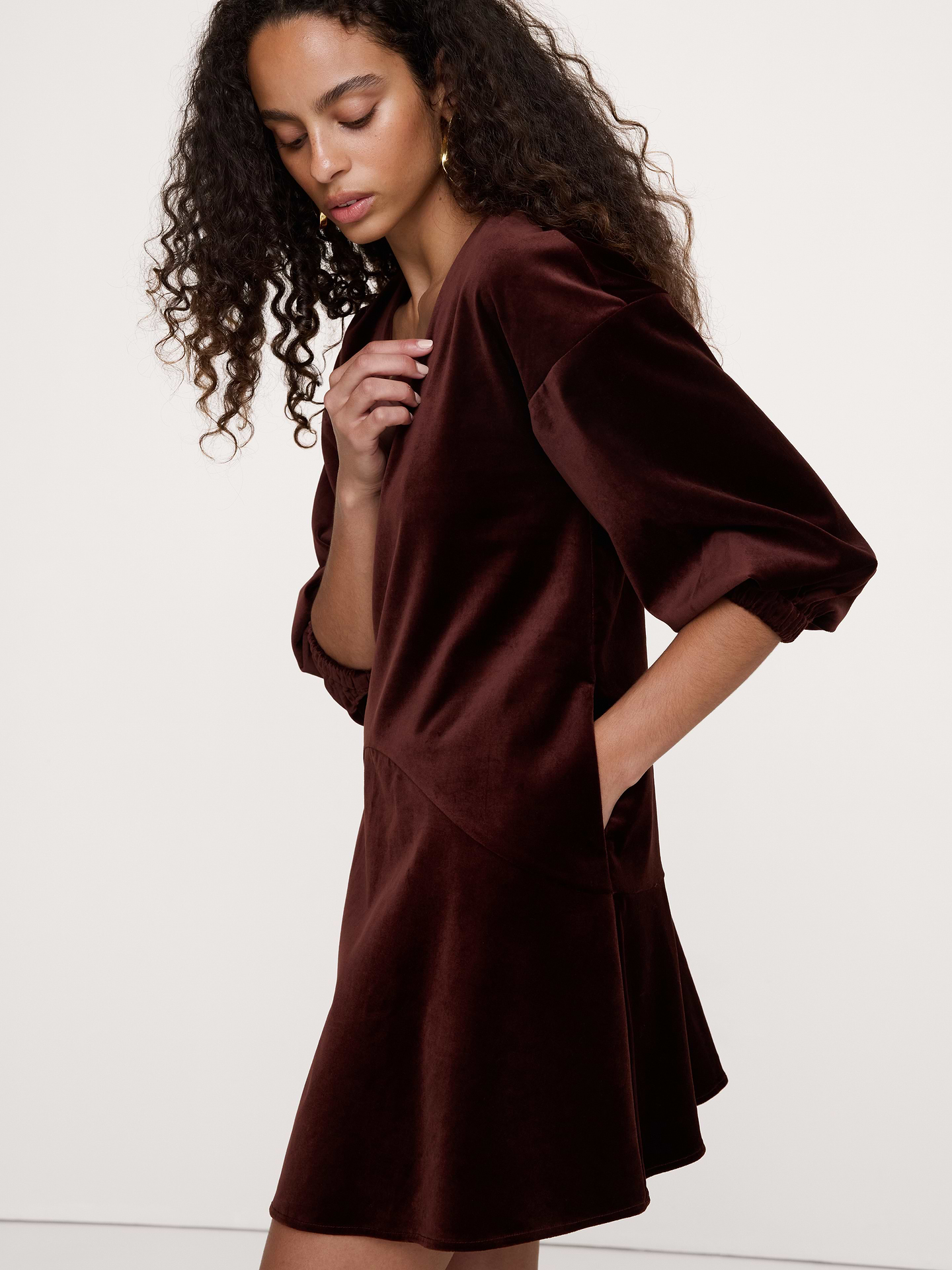 Image 6 de 7, Robe courte en velours à manches bouffantes