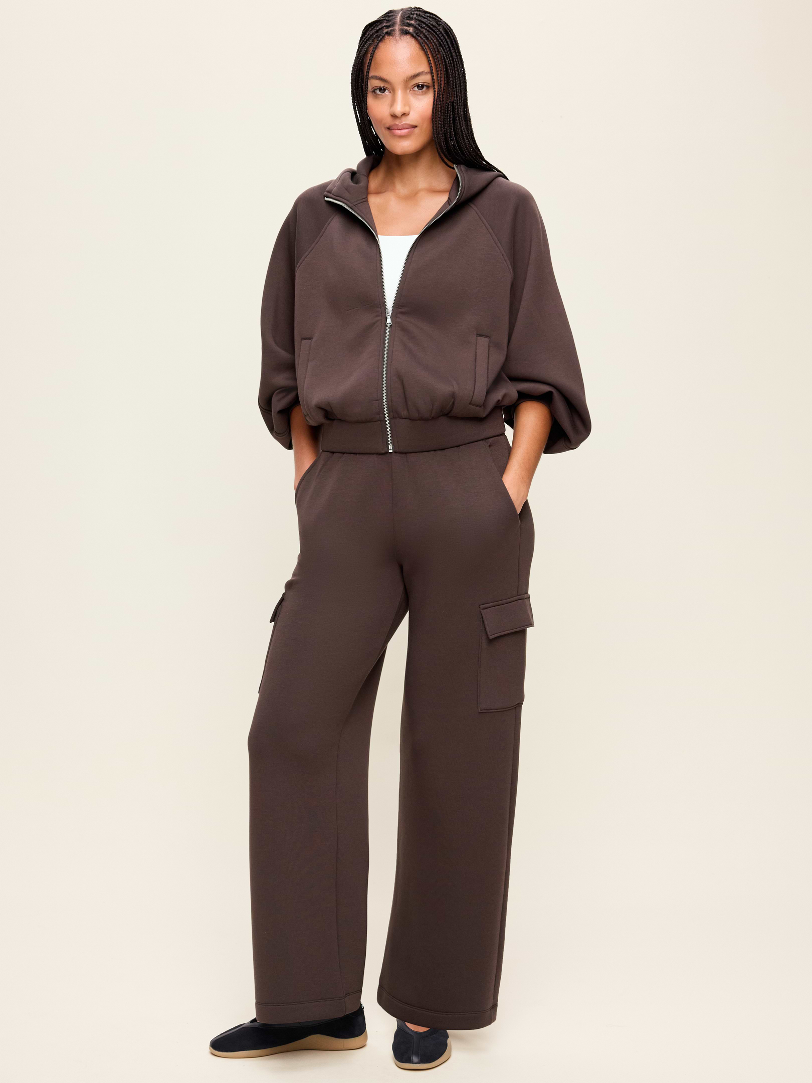 L'image numéro 2 présente Pantalon cargo jambe large à taille haute en molleton raffiné