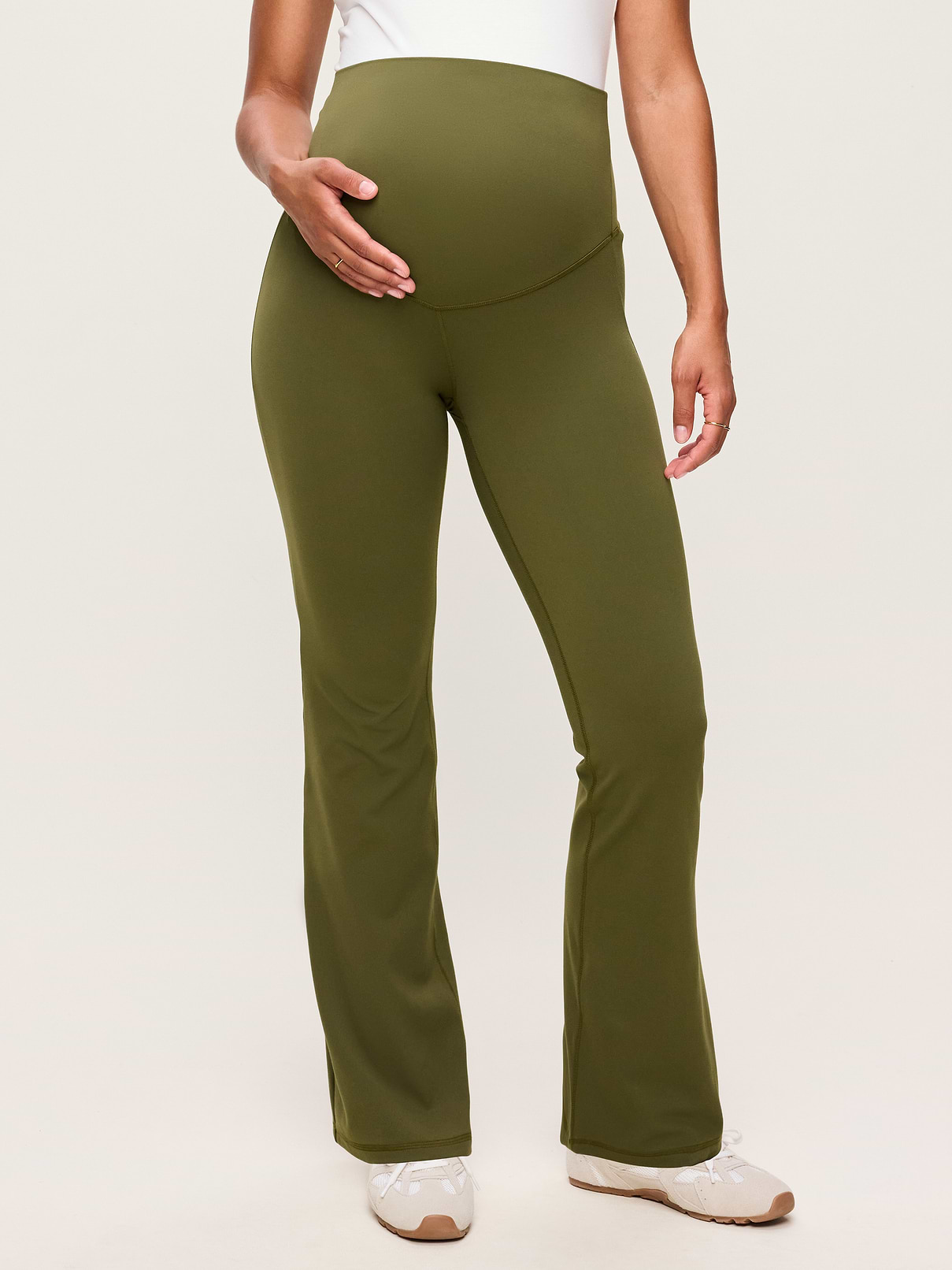 L'image numéro 1 présente Legging évasé StudioSmooth à panneau couvrant de maternité