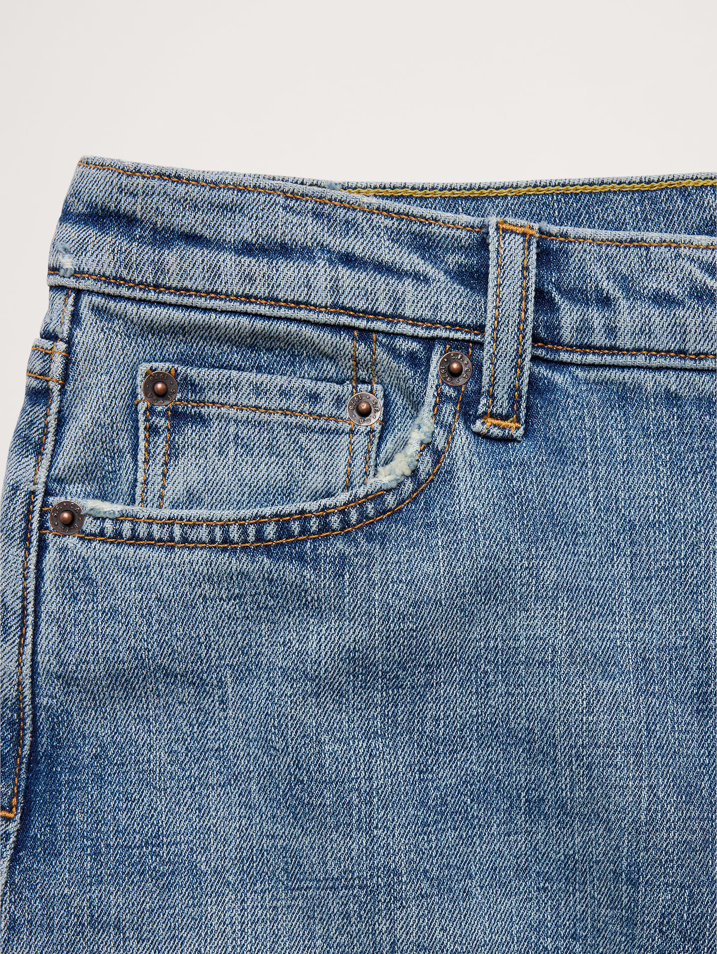 L'image numéro 6 présente Jean court coupe baril taille mi-basse
