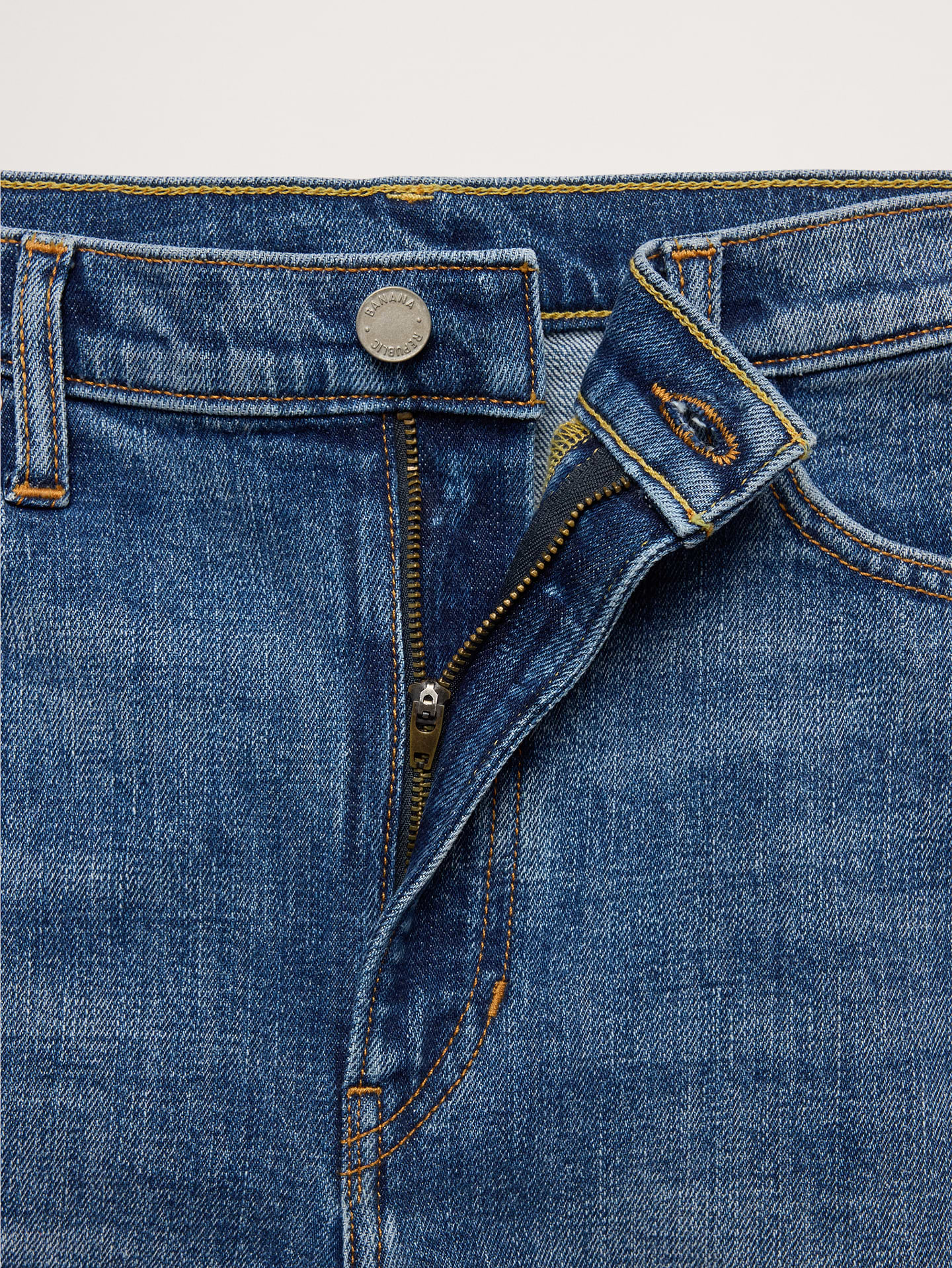 L'image numéro 6 présente Jean court coupe baril taille mi-basse