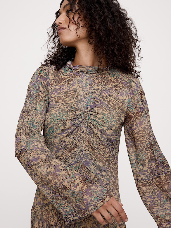 Robe courte en crêpe georgette à encolure à volants