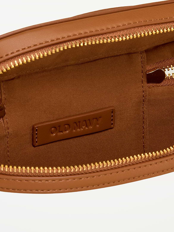 Sac convertible à poignée sur le dessus.