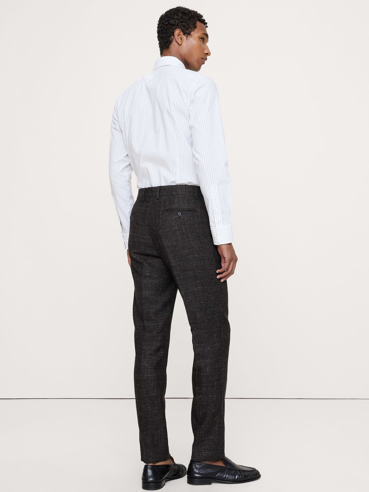 L'image numéro 3 présente Pantalon de complet à coupe étroite raffinée en tweed italien