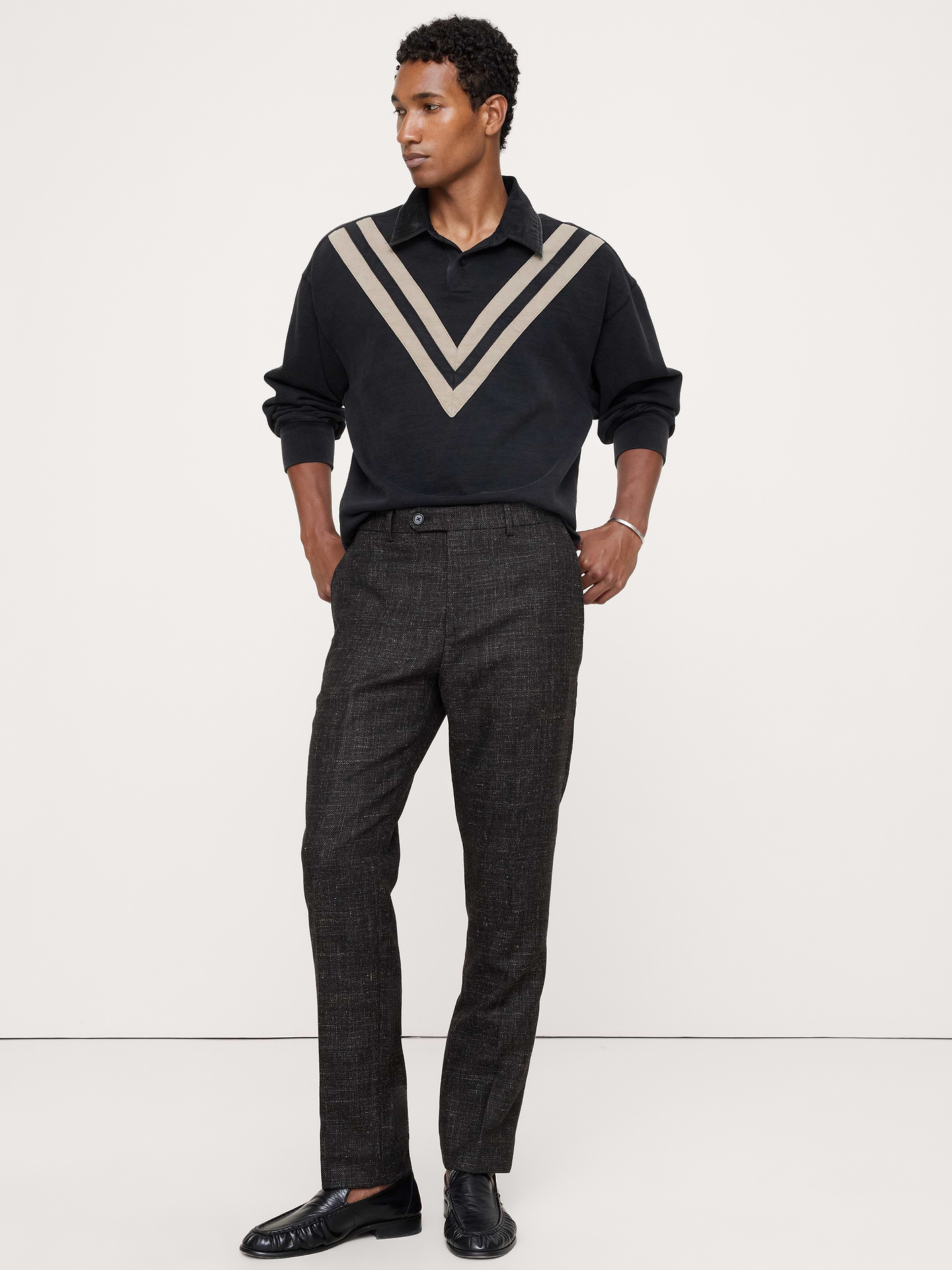 L'image numéro 5 présente Pantalon de complet à coupe étroite raffinée en tweed italien