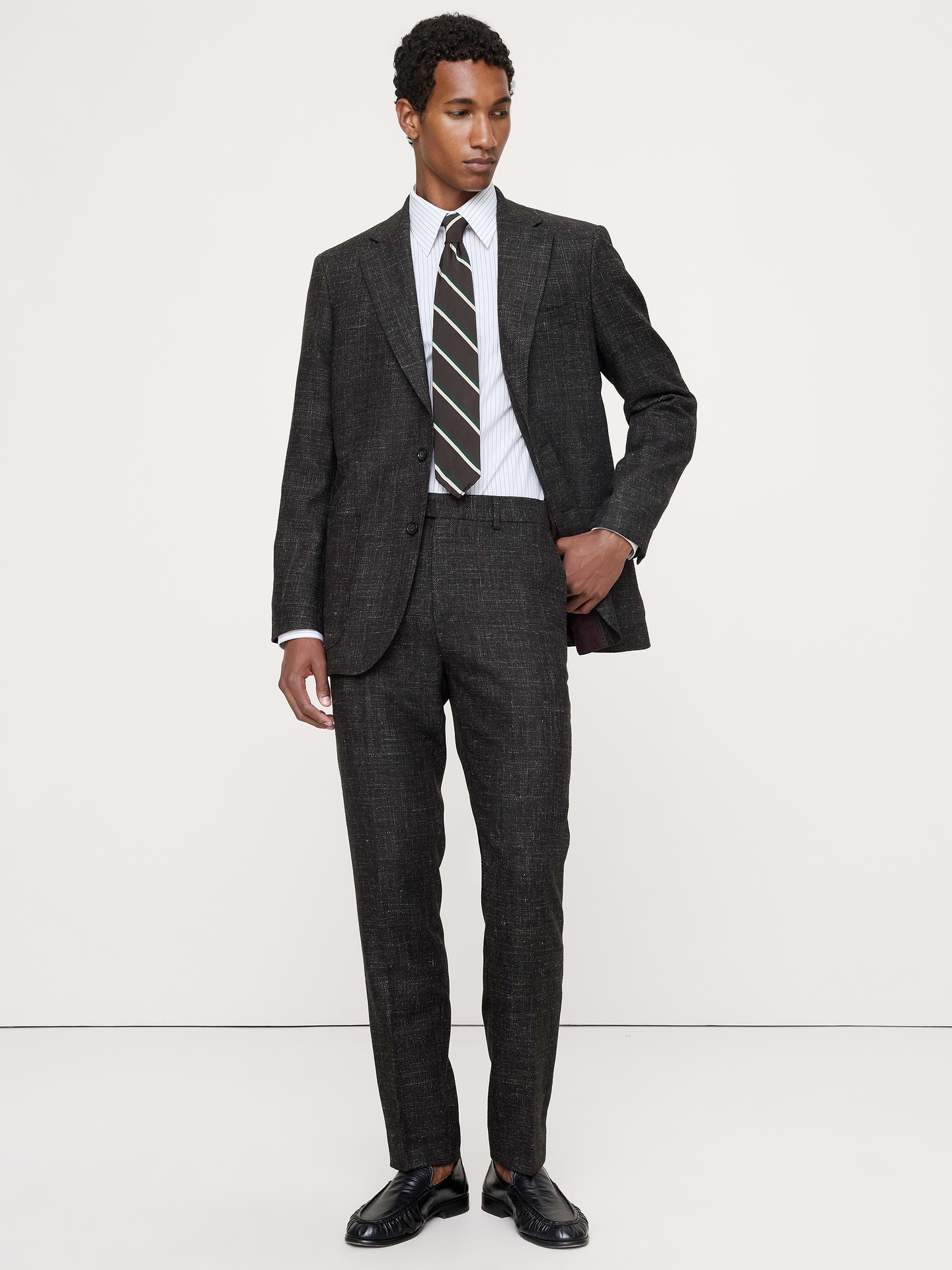 L'image numéro 1 présente Pantalon de complet à coupe étroite raffinée en tweed italien