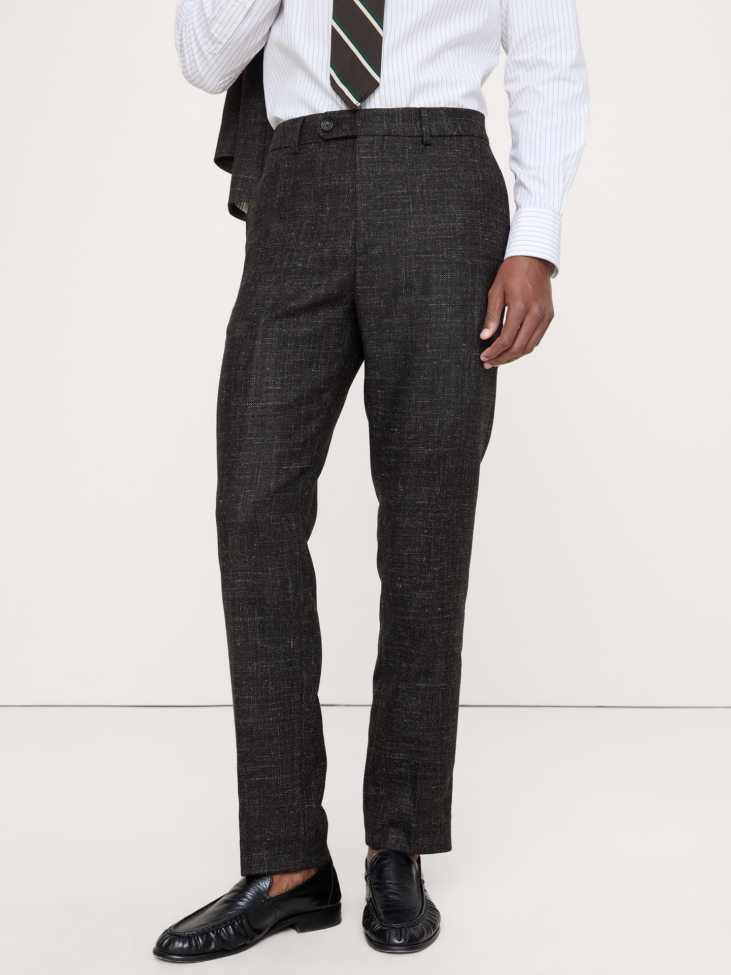L'image numéro 4 présente Pantalon de complet à coupe étroite raffinée en tweed italien