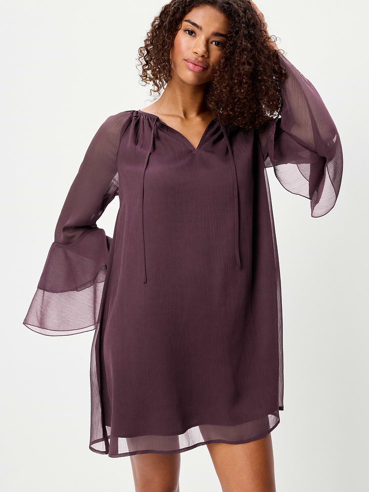 L'image numéro 3 présente Robe courte bohème à manches cloche