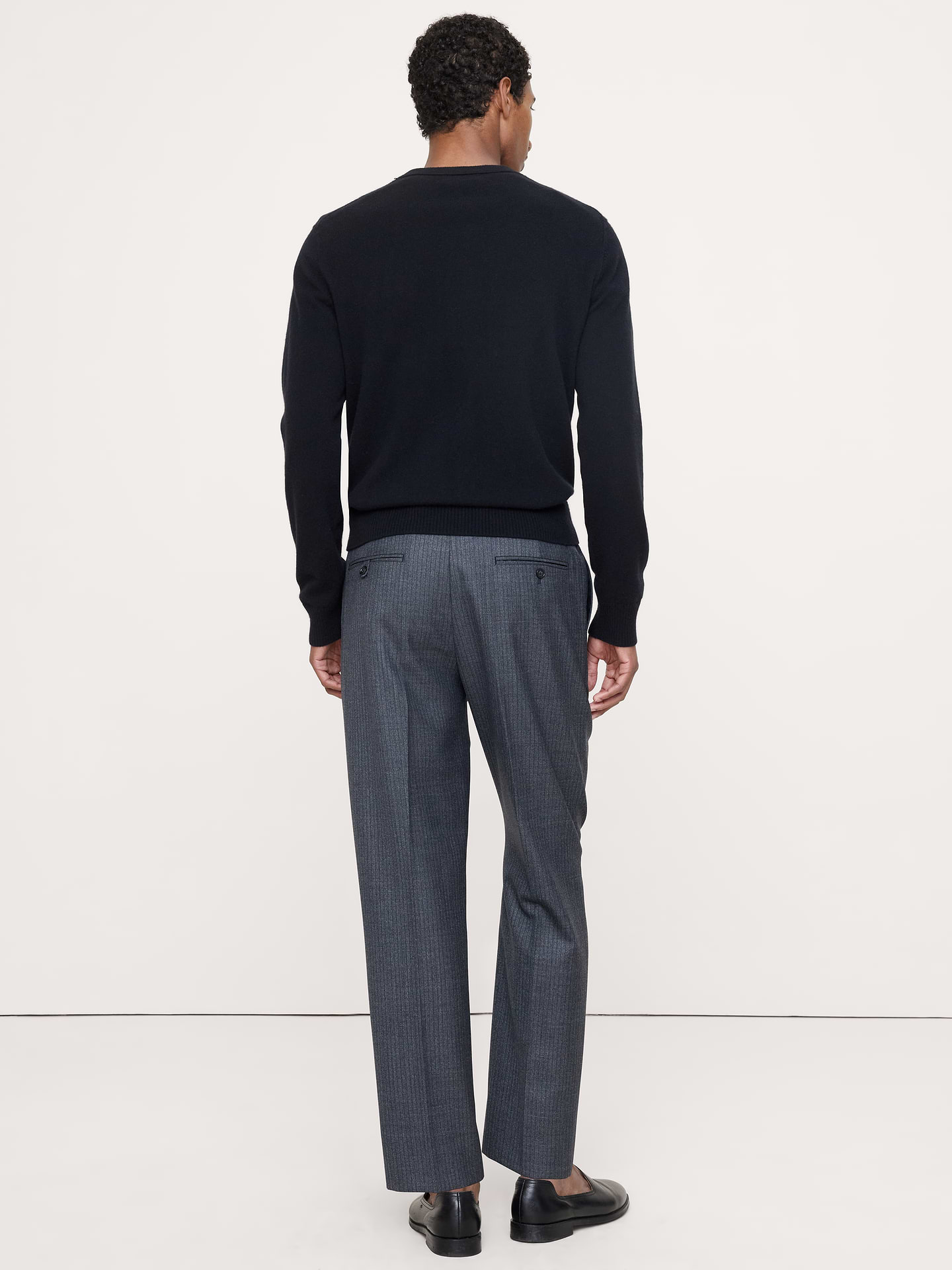 L'image numéro 6 présente Pantalon habillé à coupe classique fuselée en sergé