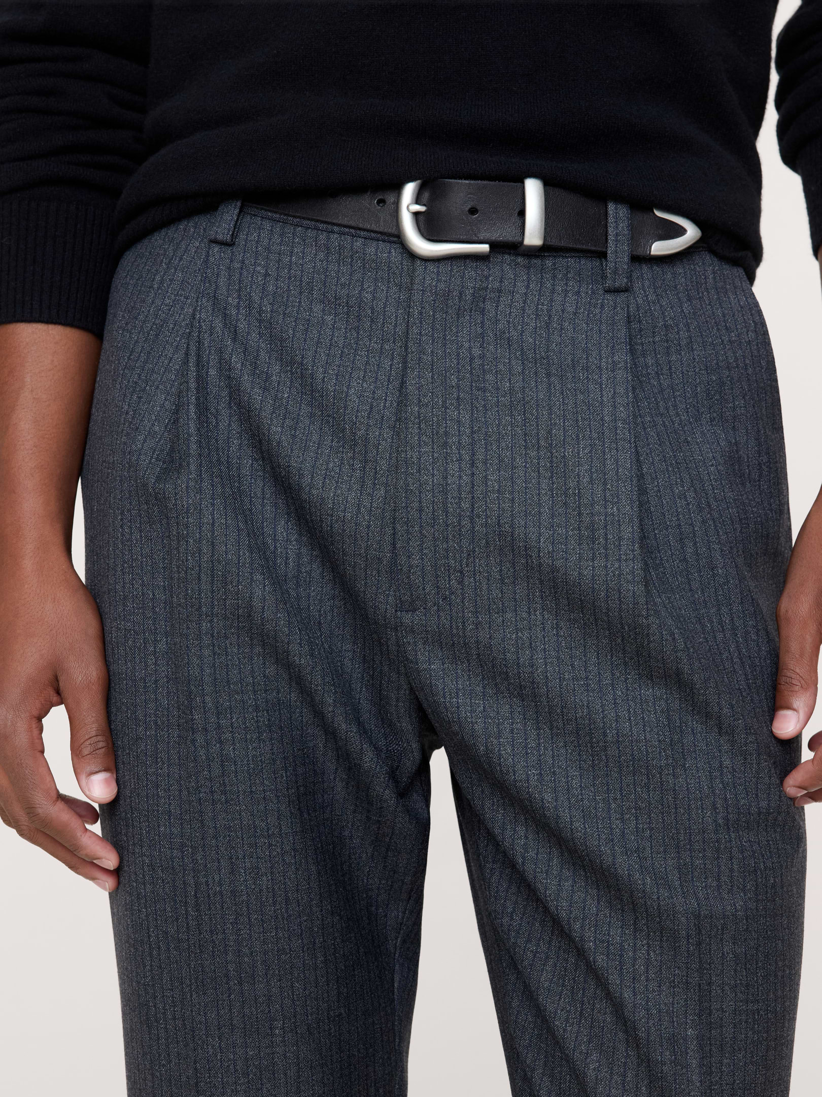 L'image numéro 7 présente Pantalon habillé à coupe classique fuselée en sergé