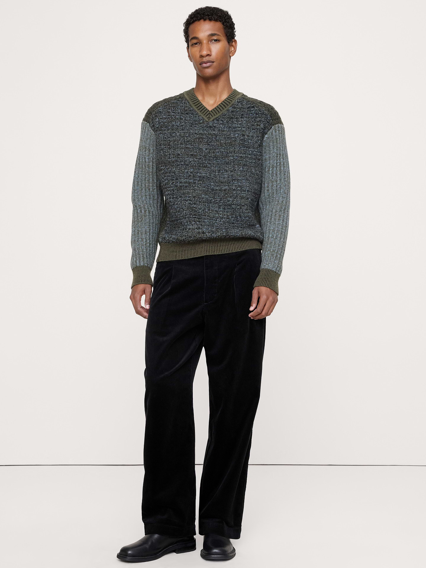 Image 1 de 8, Inspiré d’un authentique chino d’officier rétro, ce pantalon à jambe droite présente une taille légèrement plus haute et un entrejambe plus long, ce qui lui permet de tomber parfaitement à l’ourlet. Nous l’avons confectionné dans un velours côtelé de coton doux qui combine des côtes fines et larges lui conférant une allure rétro., Coupe ample: taille mi-basse. Hanches et cuisses décontractées, jambe droite., Braguette à glissière avec fermeture à bouton., Poches sur le devant et à l’arrière., Sans doublure., Produit #906689