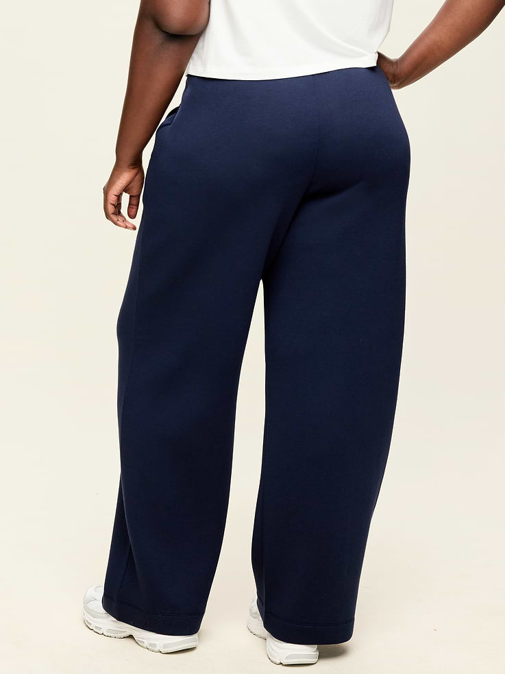 L'image numéro 5 présente Pantalon jambe large à taille haute en molleton qui reprend sa forme