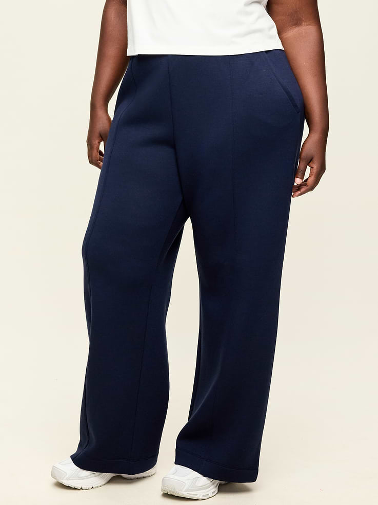 L'image numéro 7 présente Pantalon jambe large à taille haute en molleton qui reprend sa forme