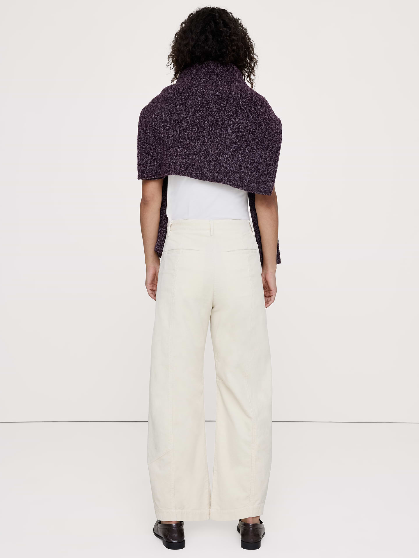 L'image numéro 3 présente Pantalon coupe baril à taille haute en velours côtelé