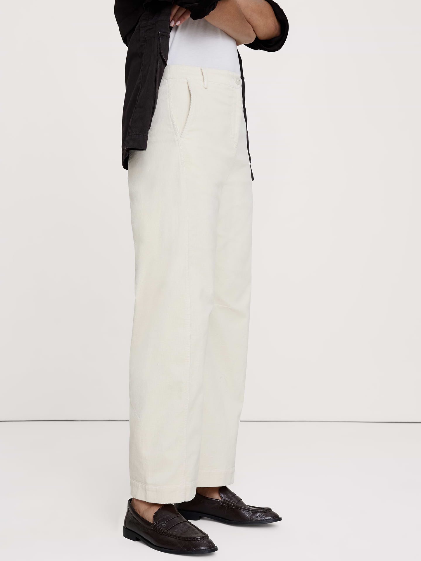 L'image numéro 4 présente Pantalon coupe baril à taille haute en velours côtelé