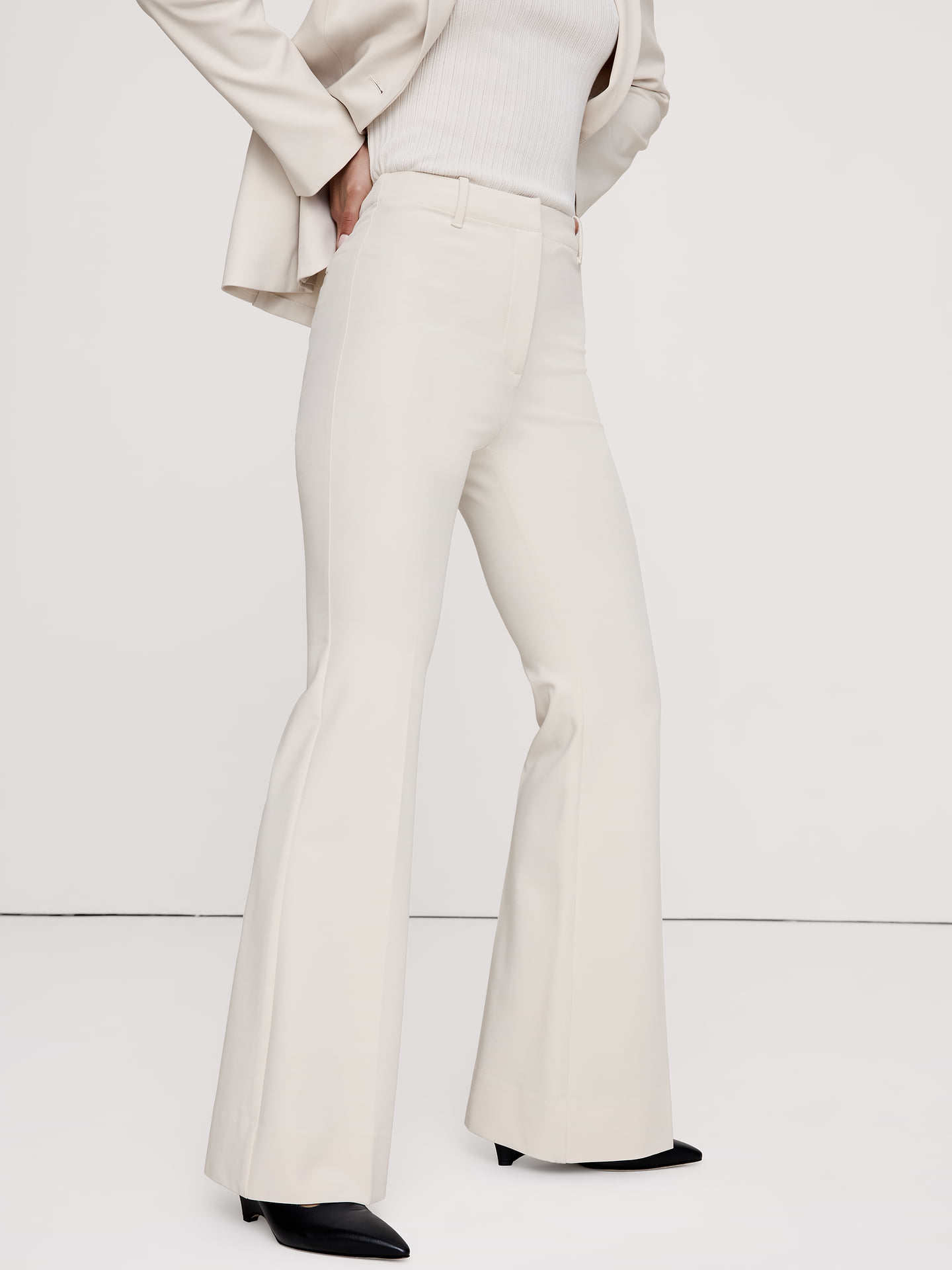 L'image numéro 7 présente Pantalon moderne évasé à taille haute en tissu urbain extensible