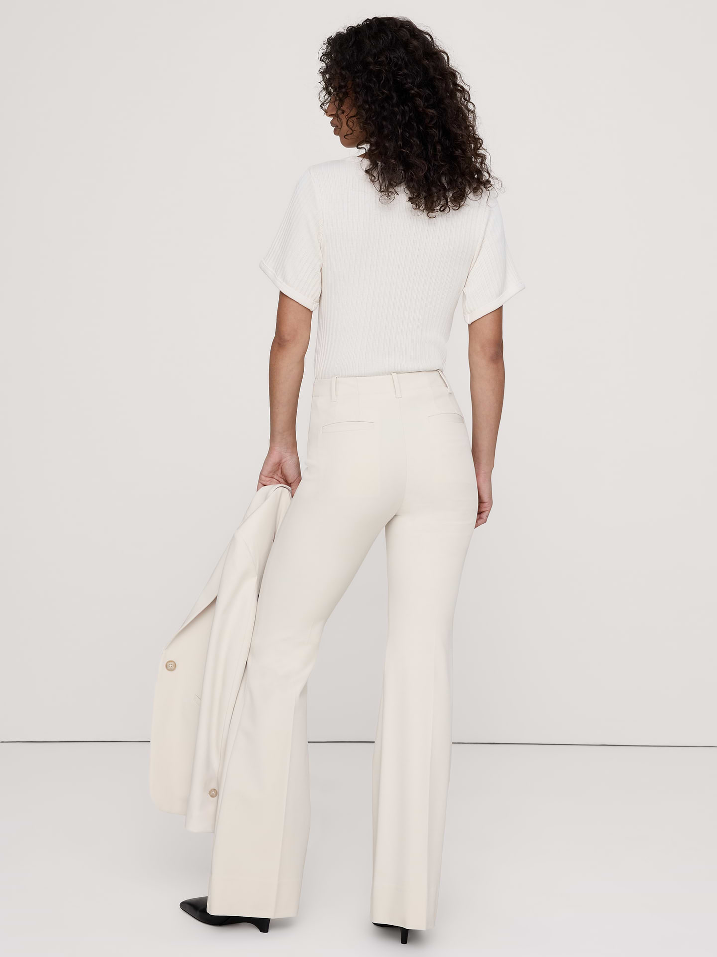 L'image numéro 6 présente Pantalon moderne évasé à taille haute en tissu urbain extensible