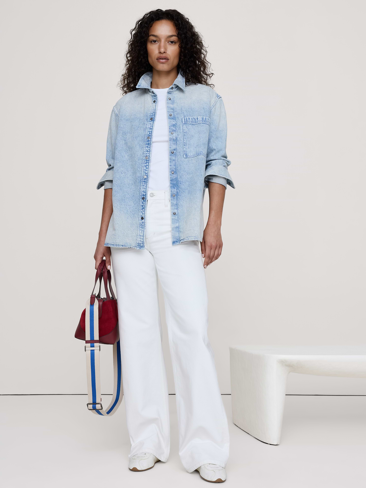 L'image numéro 1 présente Le chemisier surdimensionné en denim