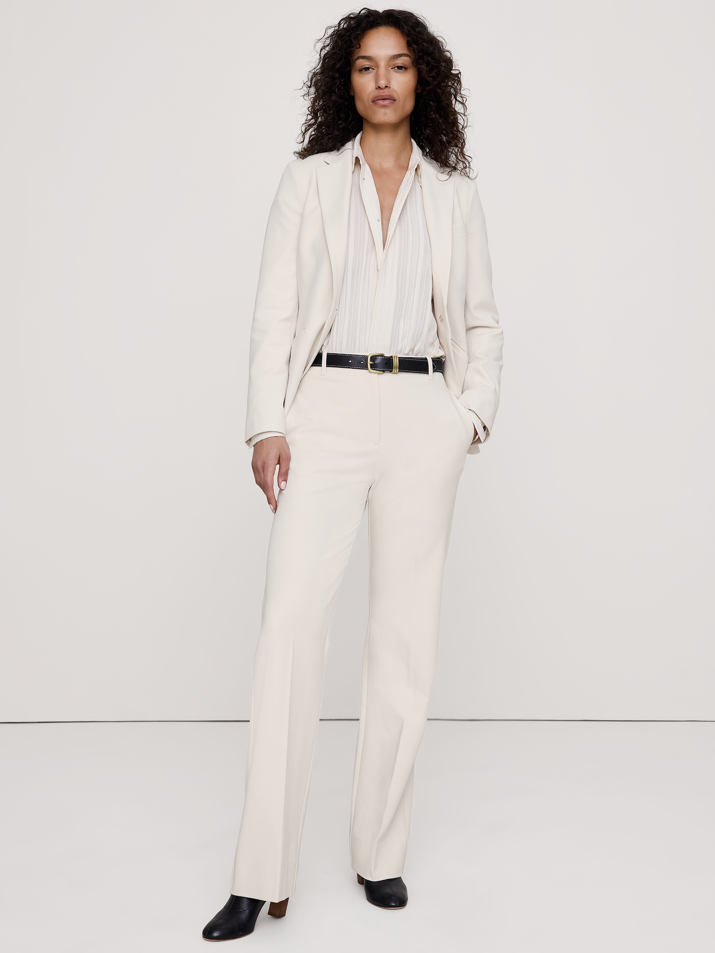 L'image numéro 1 présente Pantalon moderne droit à taille haute en tissu urbain extensible