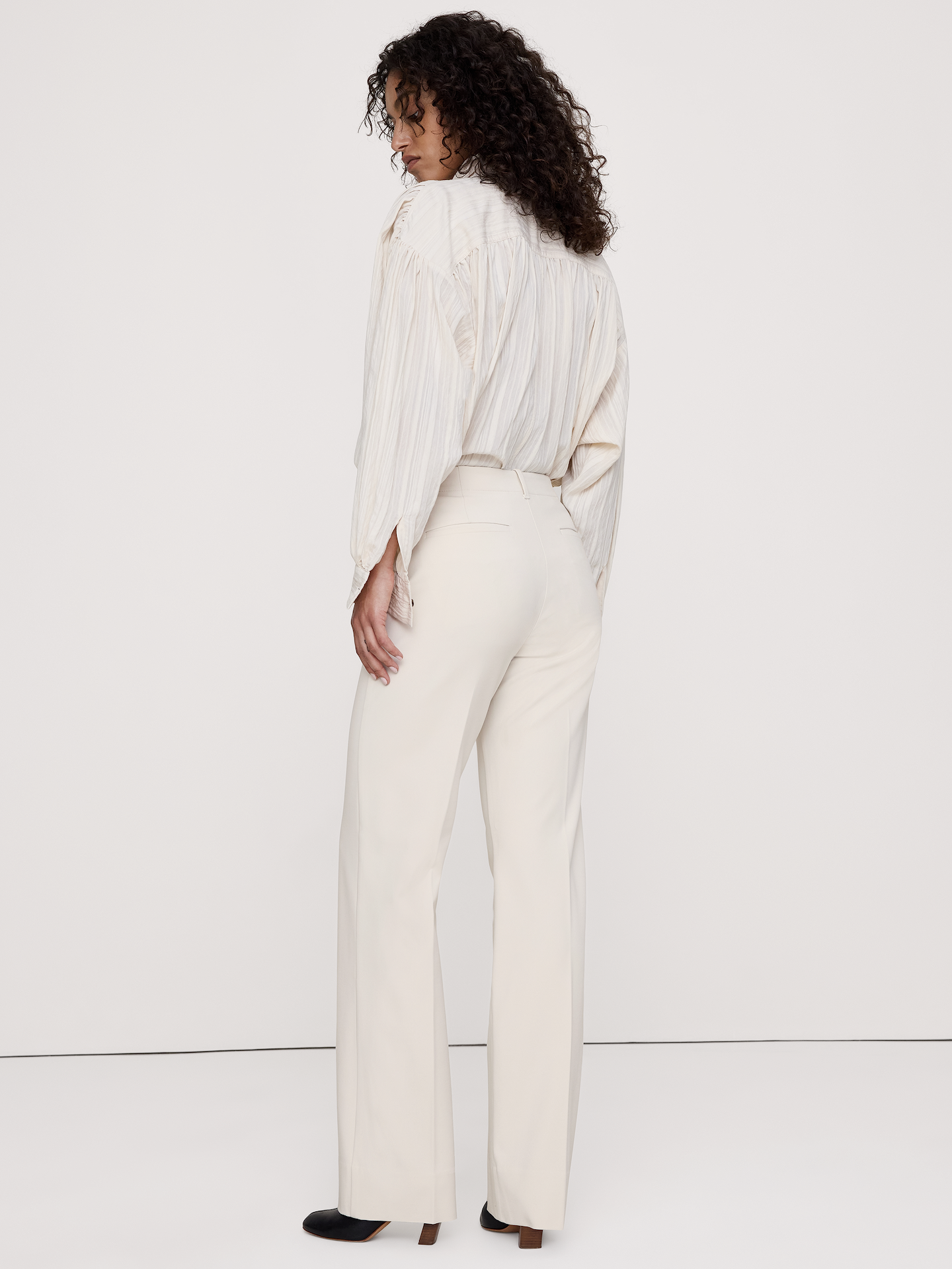 L'image numéro 8 présente Pantalon moderne droit à taille haute en tissu urbain extensible