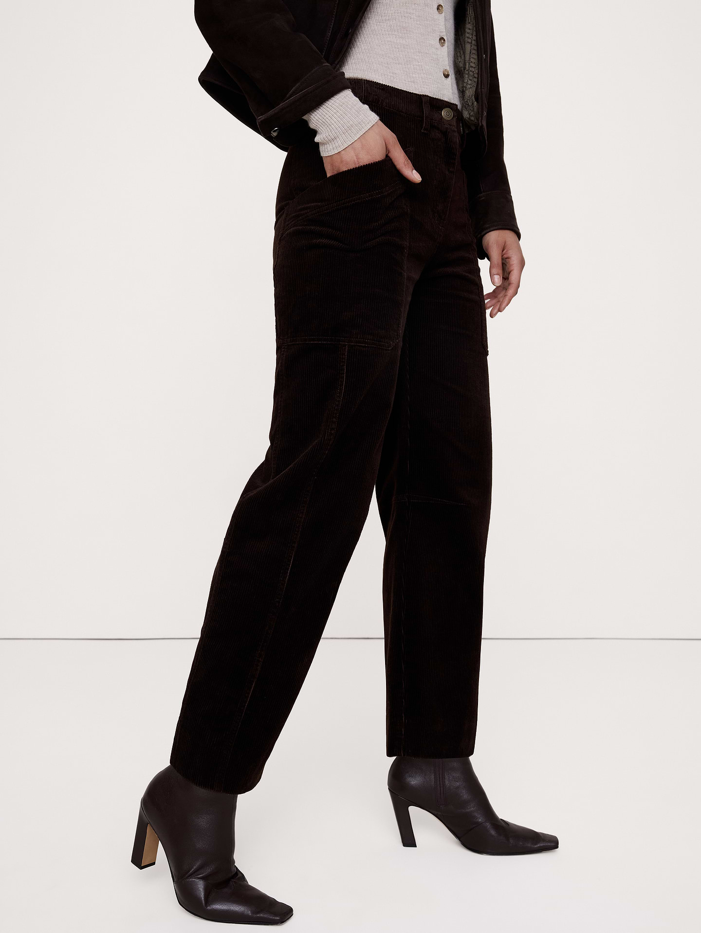 L'image numéro 4 présente Pantalon droit taille haute extensible en velours côtelé