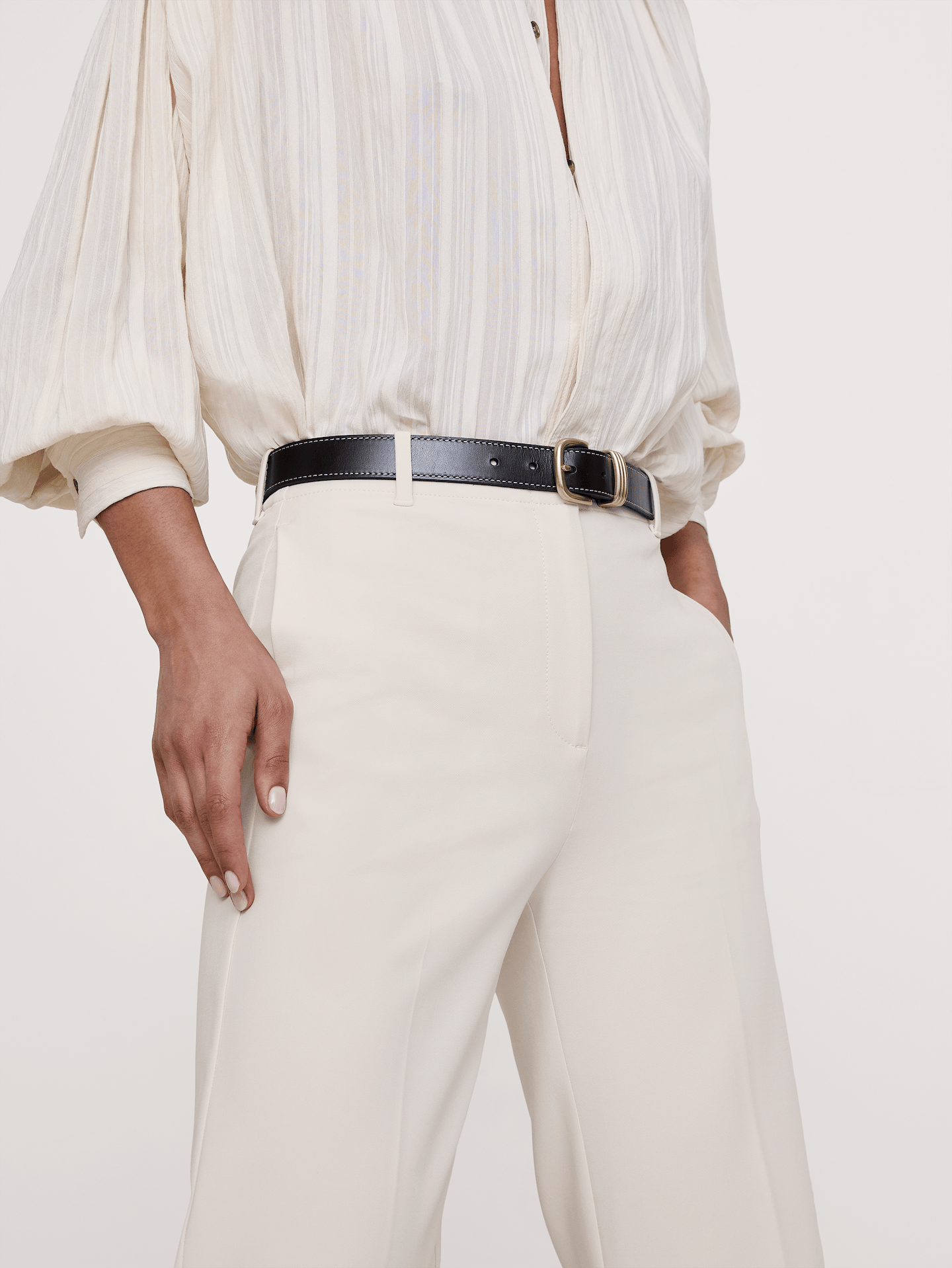 L'image numéro 4 présente Pantalon moderne droit à taille haute en tissu urbain extensible