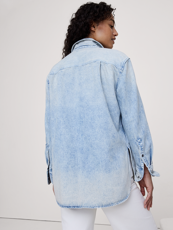 Le chemisier surdimensionné en denim