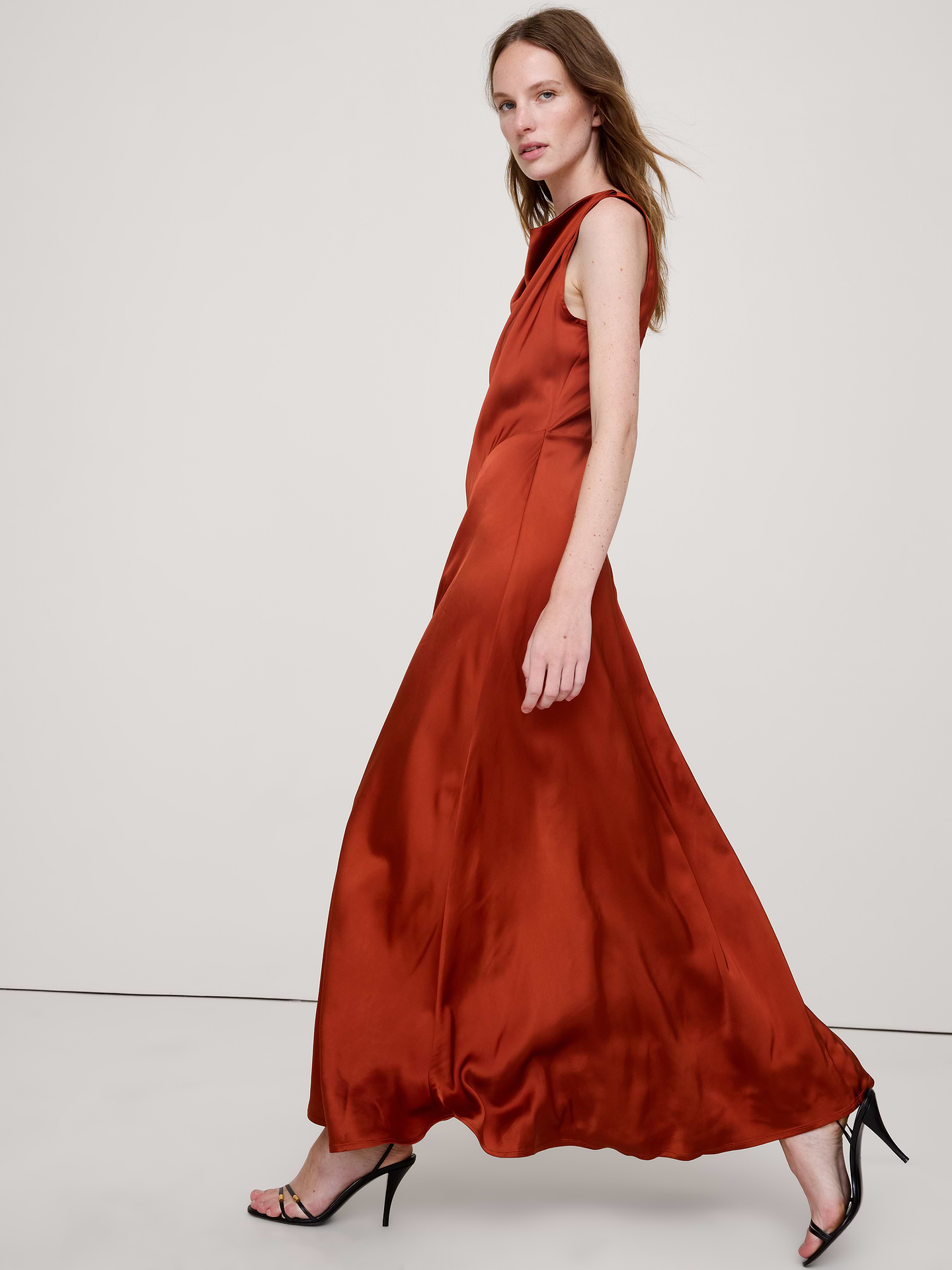 L'image numéro 3 présente Robe longue à col cagoule en satin extensible