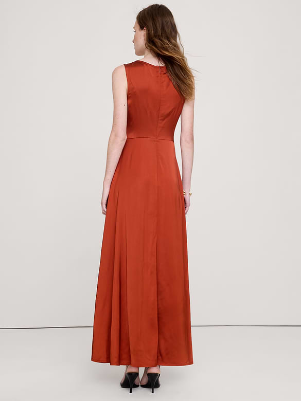Robe longue à col cagoule en satin extensible