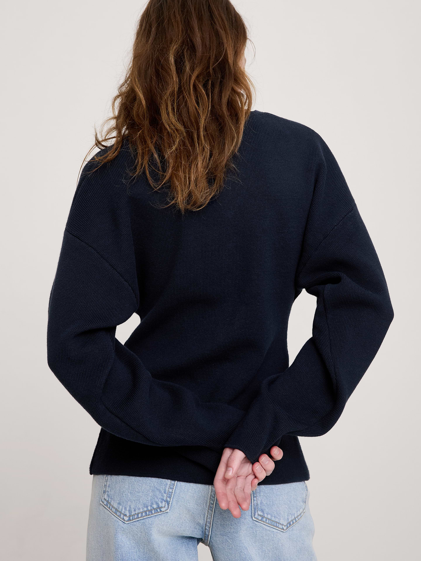 L'image numéro 3 présente Cardigan à ourlet à découpe en coton et soie pied d’alouette