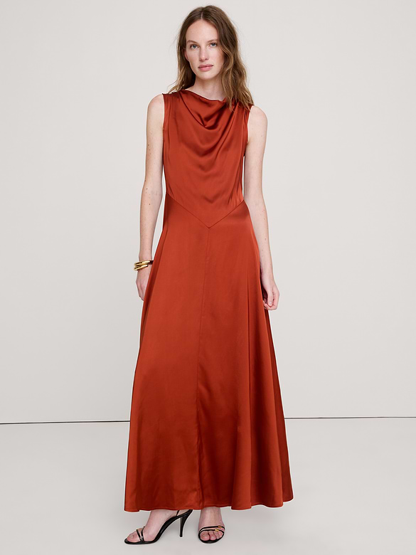 Robe longue à col cagoule en satin extensible