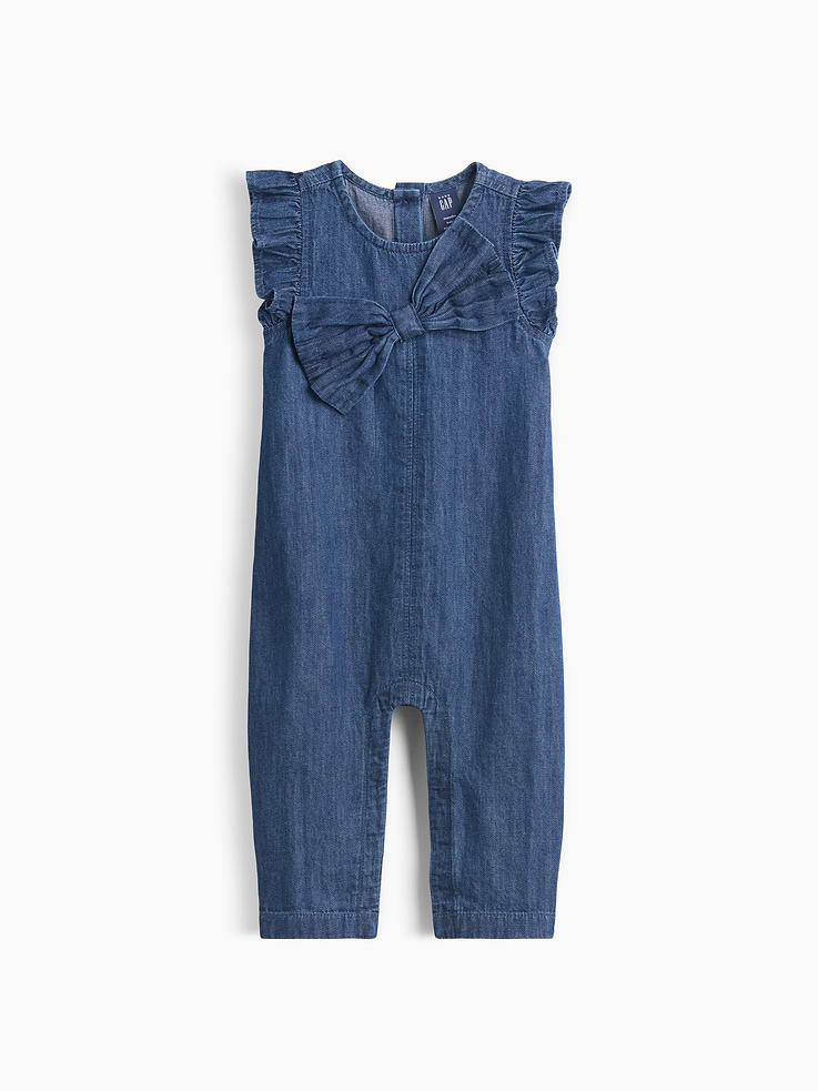 Image 1 de 3, Denim de coton doux., Encolure ronde et patte de boutonnage au dos., Manches flottantes., Boucle décorative sur le devant., Boutons-pression à l’entrejambe pour habiller et changer bébé facilement., Fini moyen., Produit écoresponsable: ce vêtement en denim fait partie de notre programme d’économie d’eau Washwell. Ce programme utilise au moins 20 % moins d’eau que les méthodes de lavage conventionnelles., Un choix plus écologique: fait à 55 % de coton qui répond aux normes du programme U.S. Cotton Trust Protocol. Les fermes membres du programme s’engagent à améliorer leur empreinte environnementale en réduisant la consommation d’eau et en améliorant la santé des sols (Numéro de la demande: 10127)., Ce produit a été fabriqué dans une usine qui investit dans l’égalité des genres et l’autonomisation des femmes grâce au programme Reimagining Industry to Support Equality (RISE). En savoir plus: Combler les lacunes en matière d’équité | Gap Inc. ., Produit #1184945