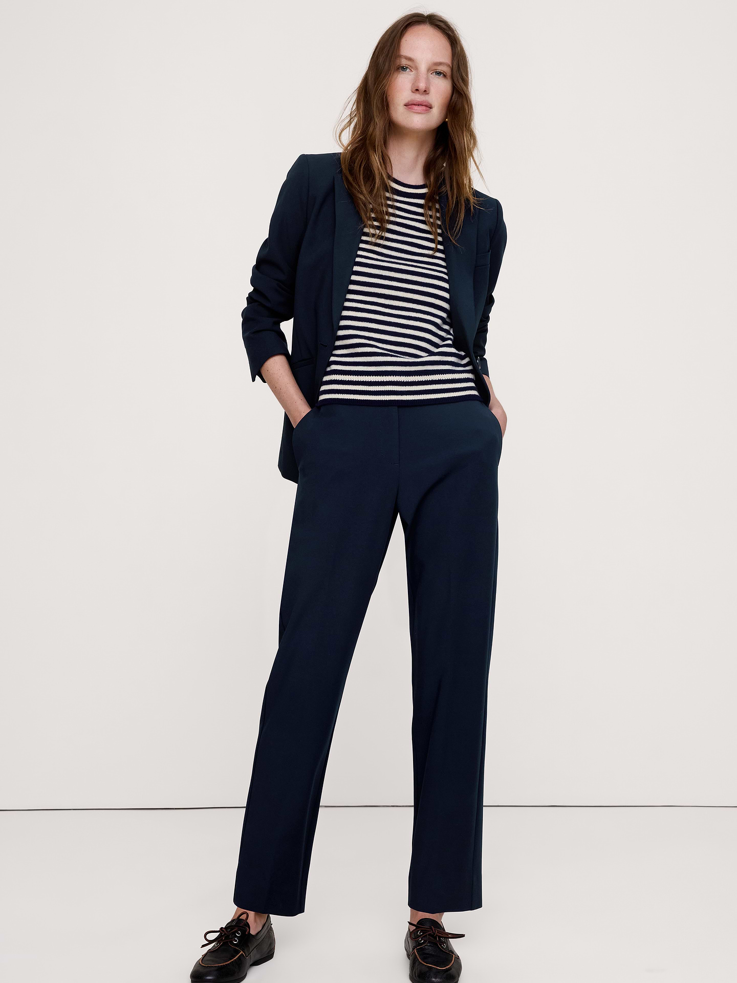 L'image numéro 1 présente Pantalon moderne étroit à taille haute en tissu urbain extensible longueur cheville