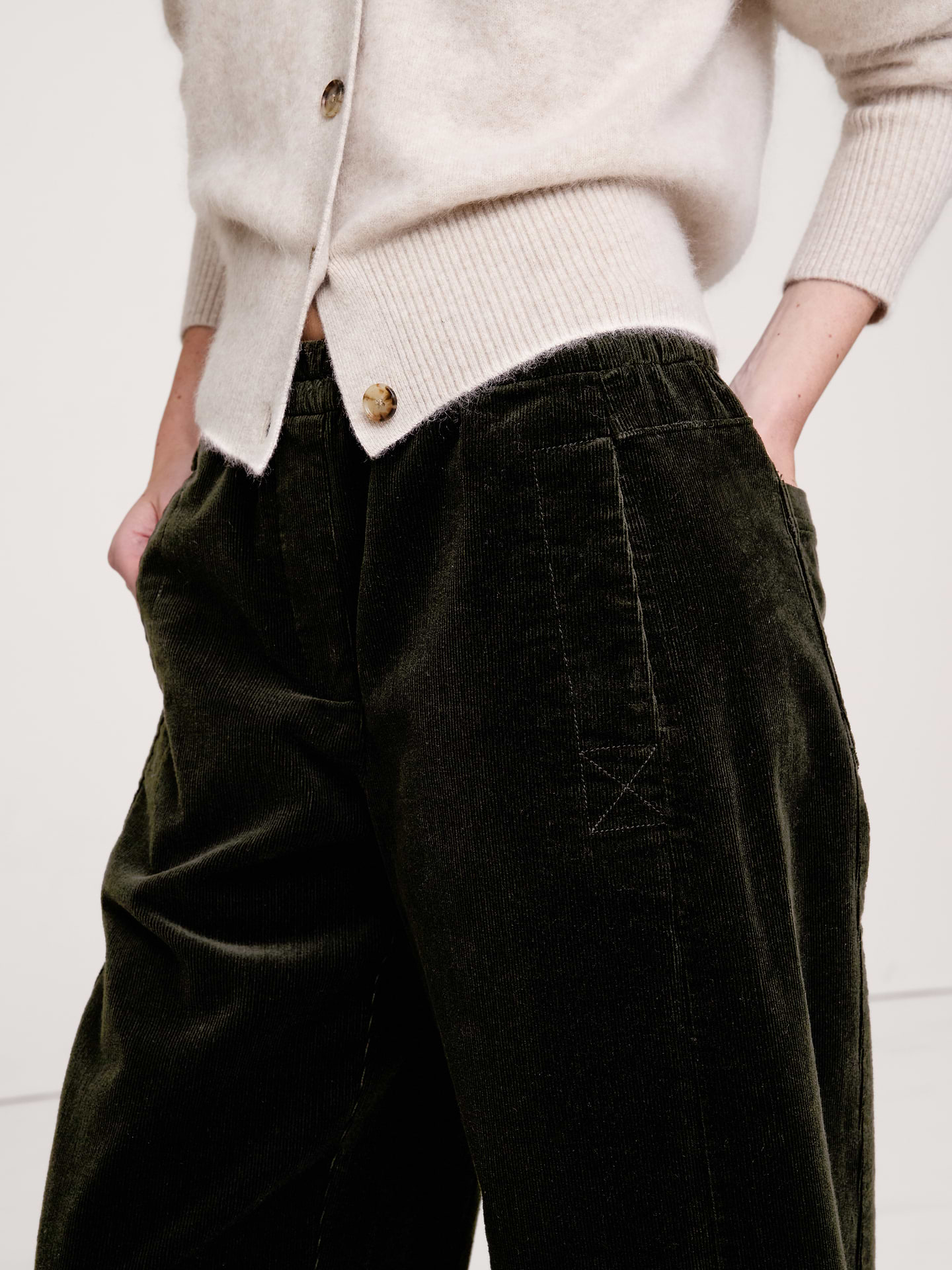 L'image numéro 4 présente Pantalon de peintre décontracté à taille mi-basse extensible