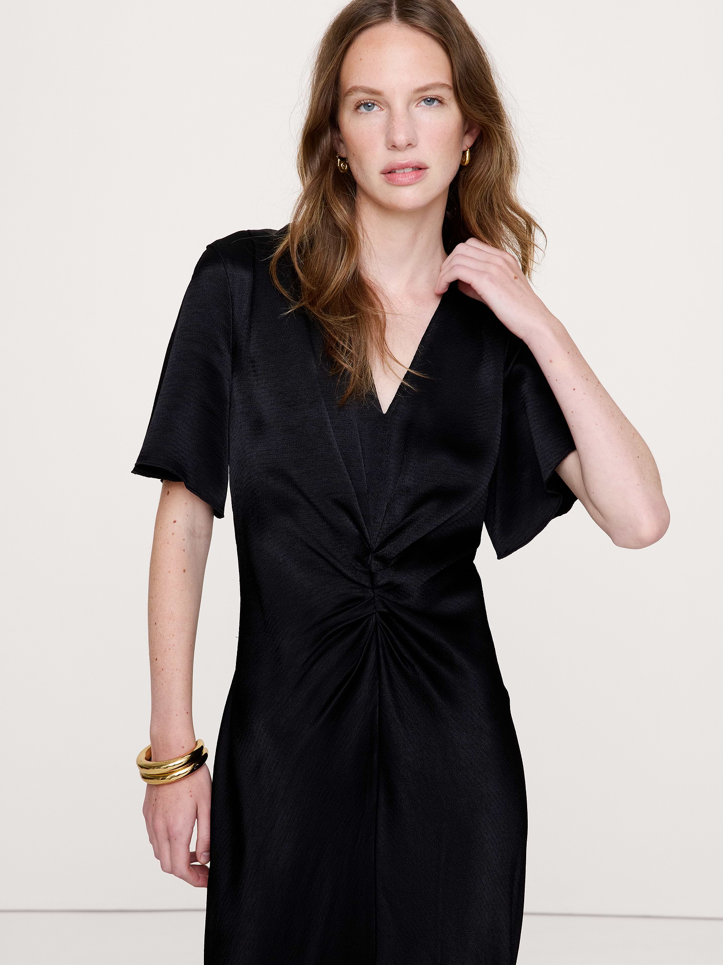 L'image numéro 4 présente Robe à manches flottantes en satin martelé