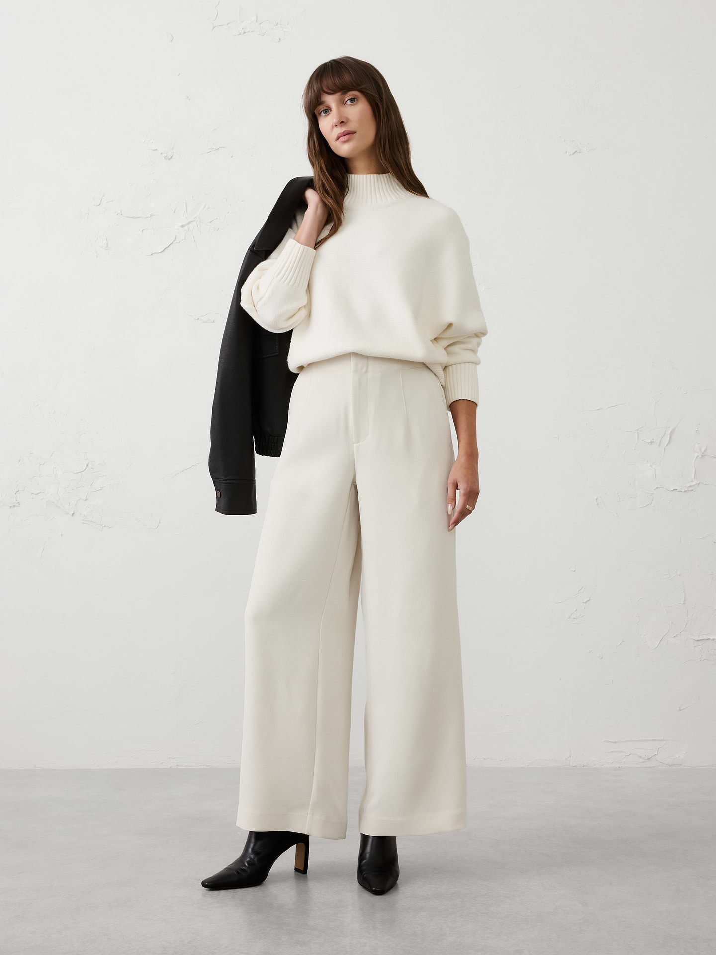 L'image numéro 1 présente Pantalon plissé à jambe large et taille haute en crêpe